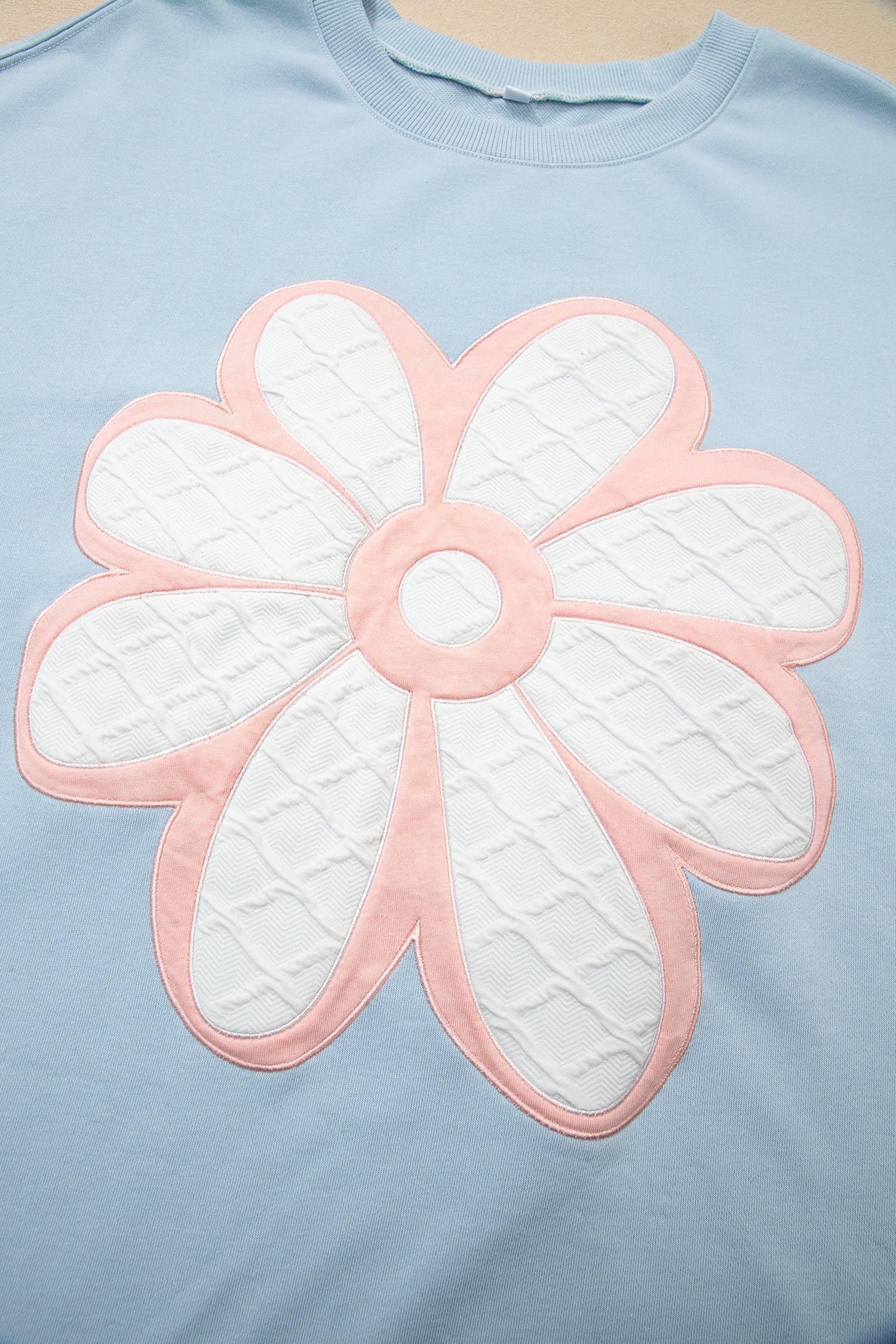 Top de manga larga a rayas con hombros caídos y parche de flores grandes en azul Beau