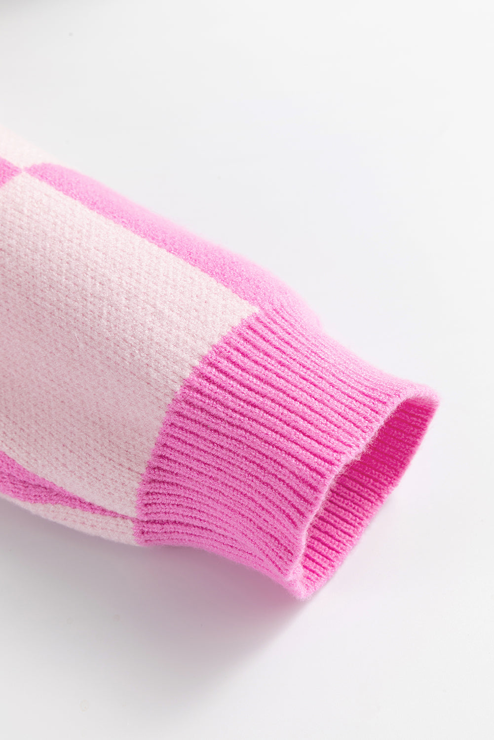 Suéter rosa a cuadros con cuello abotonado