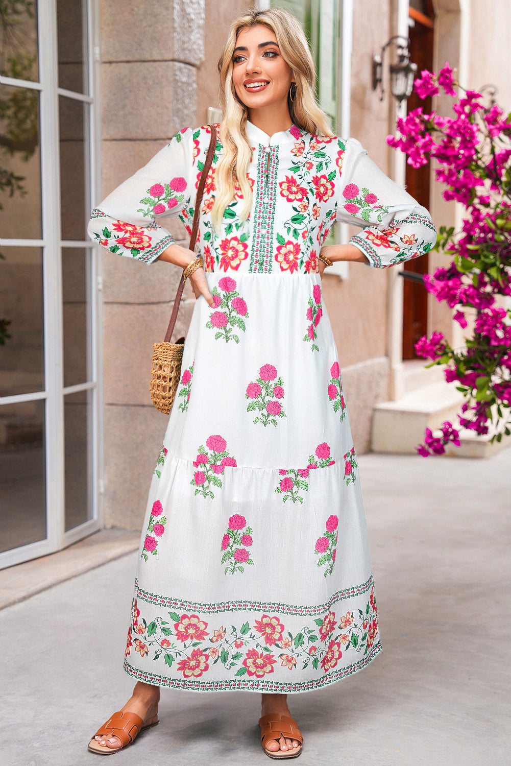 Vestido largo holgado con estampado floral blanco y capas