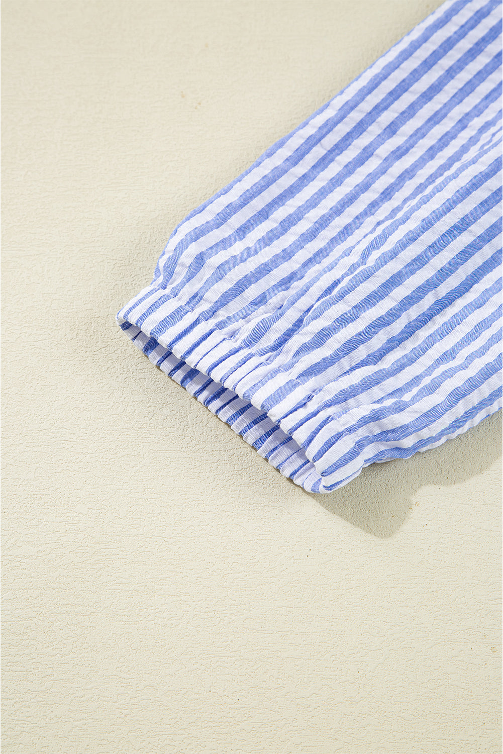 Robe courte à volants et manches à bracelet texturées à rayures bleu ciel