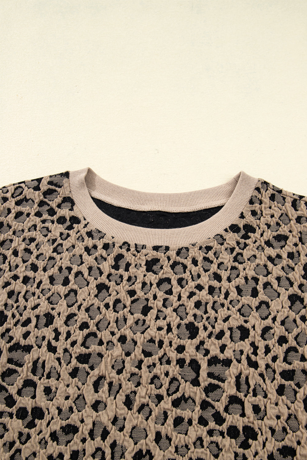 Top de manga larga con ribete acanalado y textura de leopardo en color caqui, talla grande