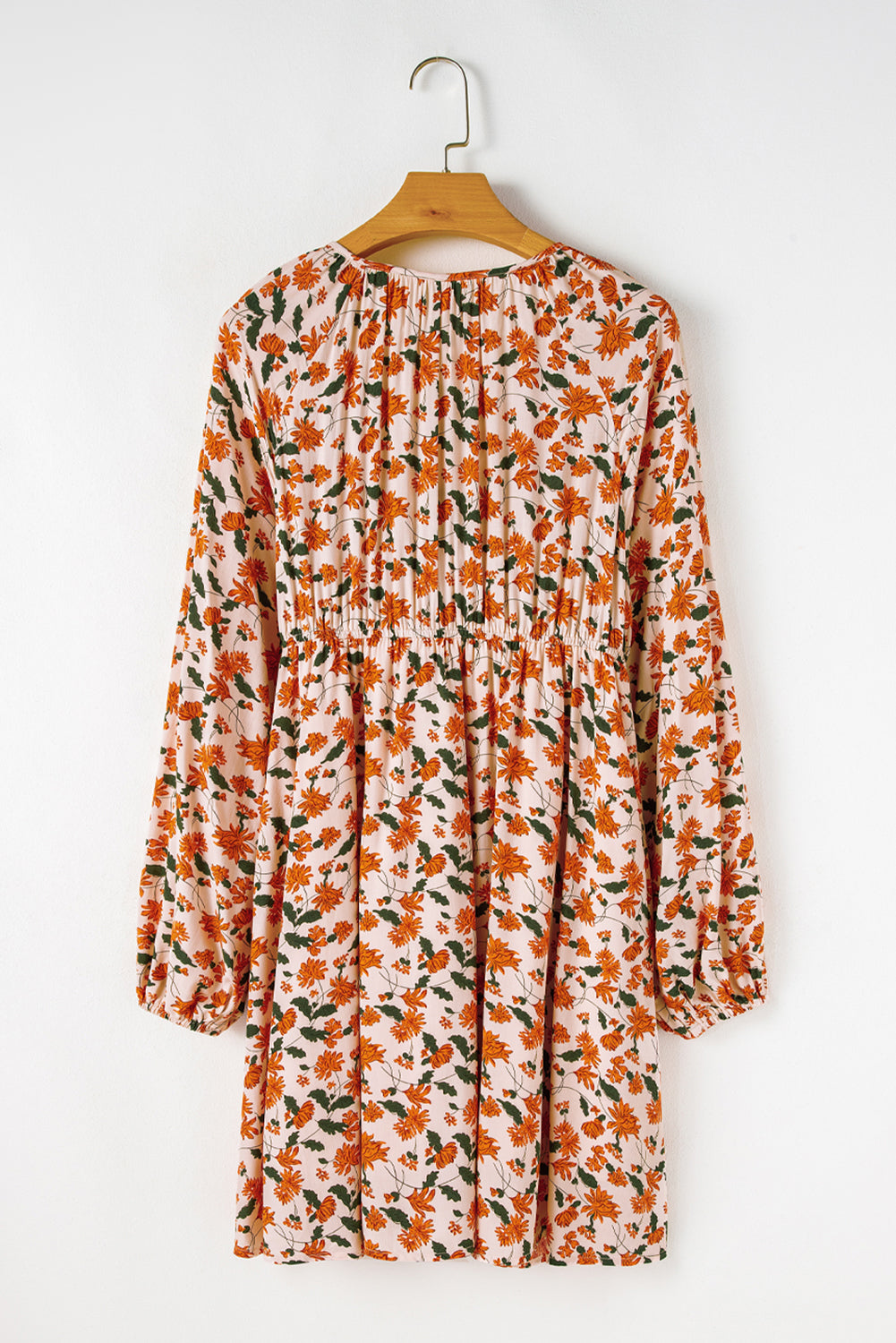 Vestido babydoll corto beige de talla grande con cuello en V, manga larga y estampado floral