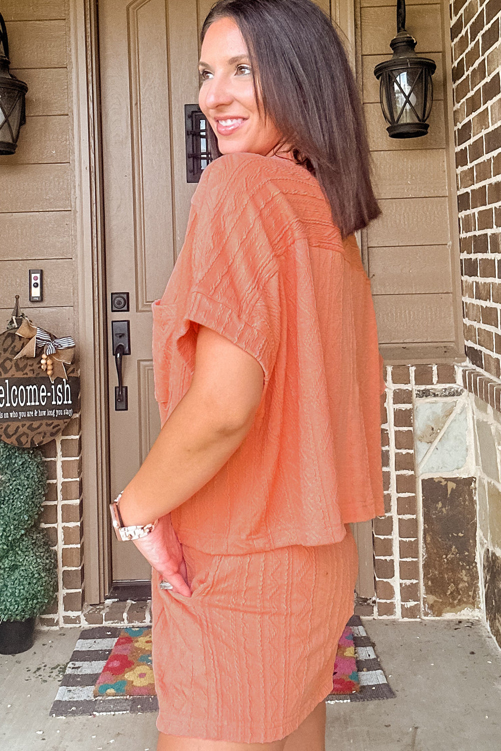 Conjunto de camiseta de manga corta con bolsillos de parche y pantalones cortos con cordón en color castaño claro