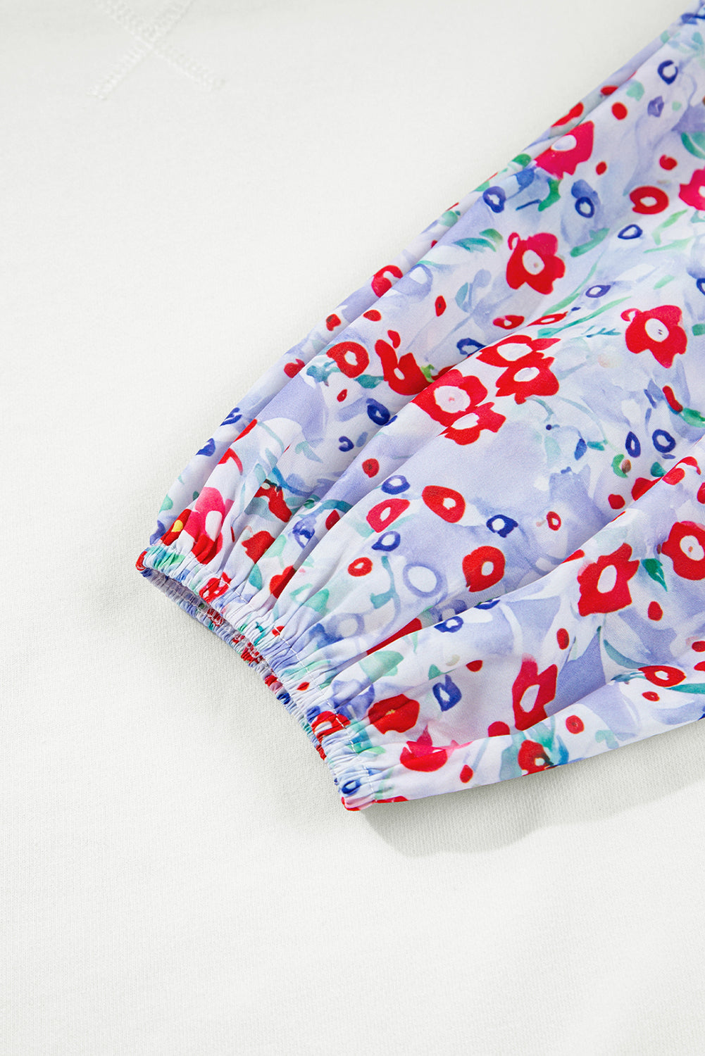 Blusa holgada con mangas globo y volantes de flores blancas de patchwork