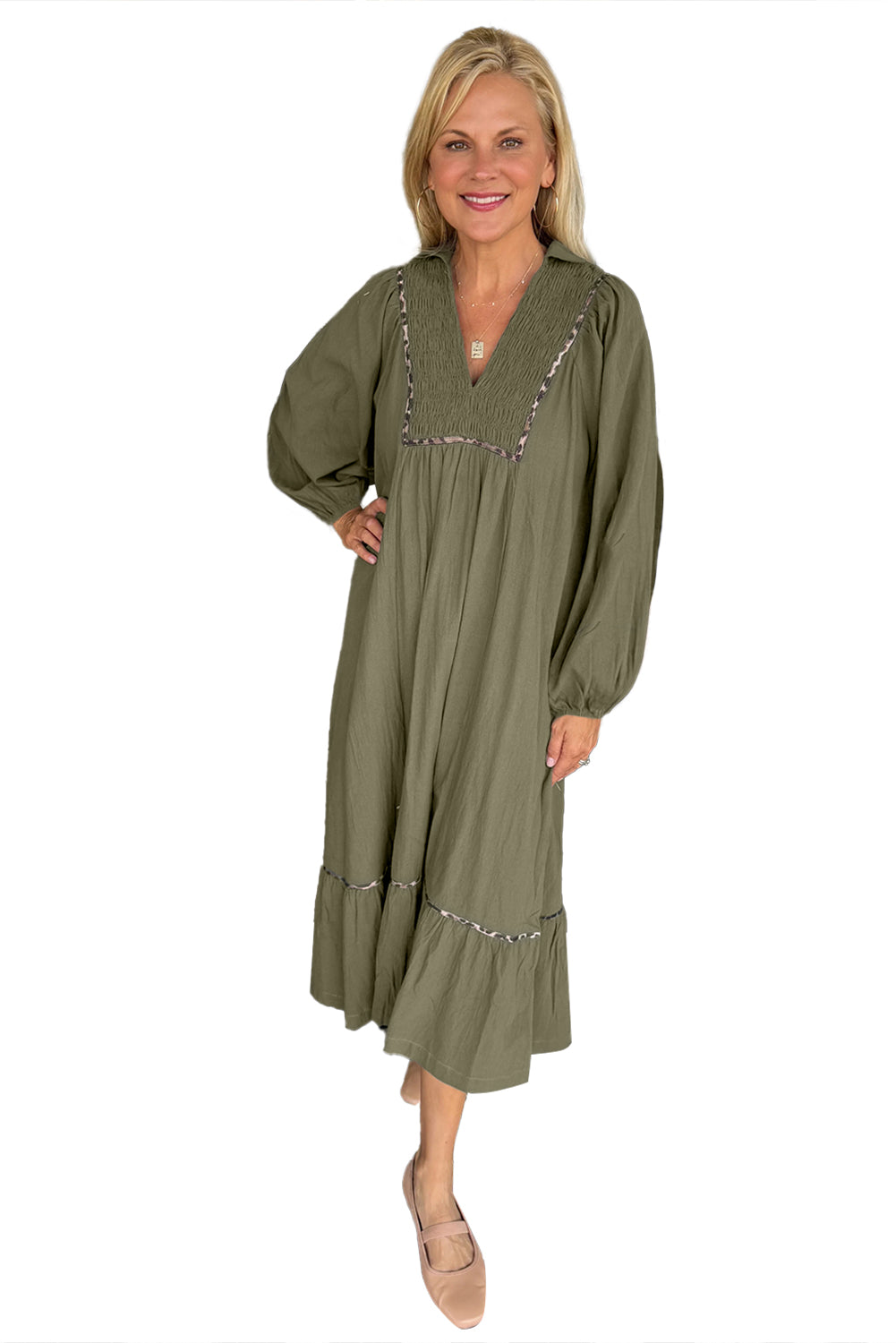 Vestido largo verde con cuello en V, detalle fruncido y ribete de leopardo en contraste