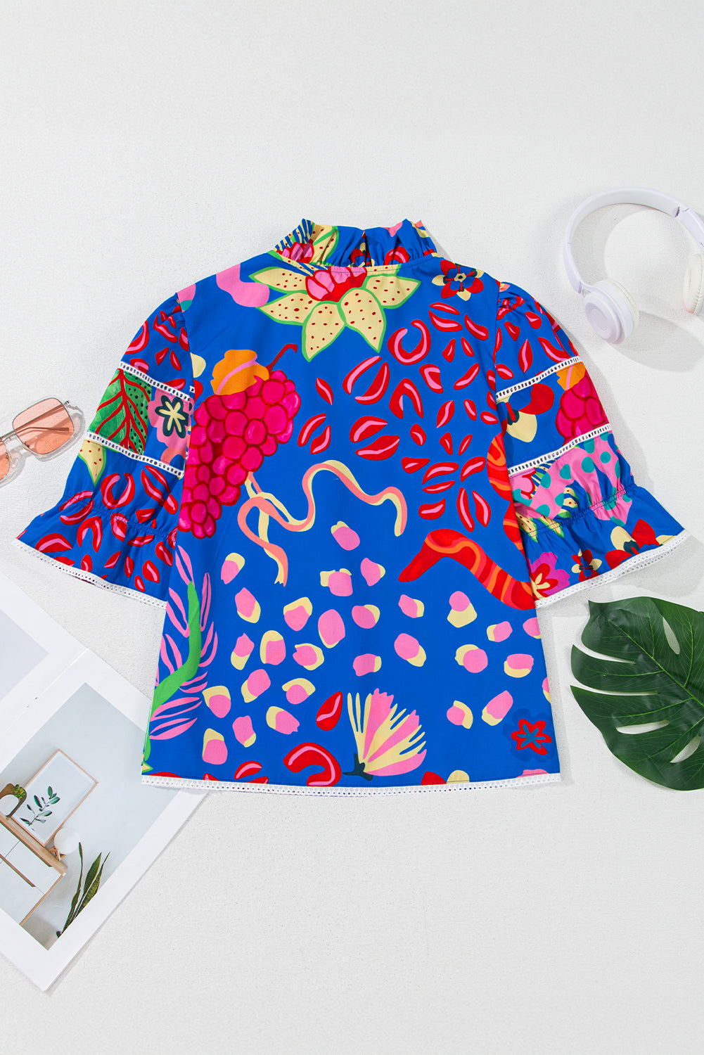 Blusa con escote en V y estampado abstracto con volantes azules