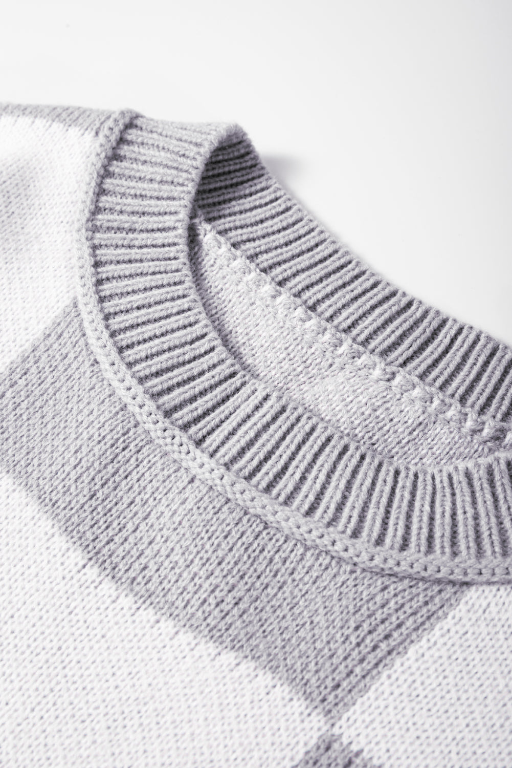 Suéter de cuadros naranja y blanco con costuras expuestas y mangas obispo