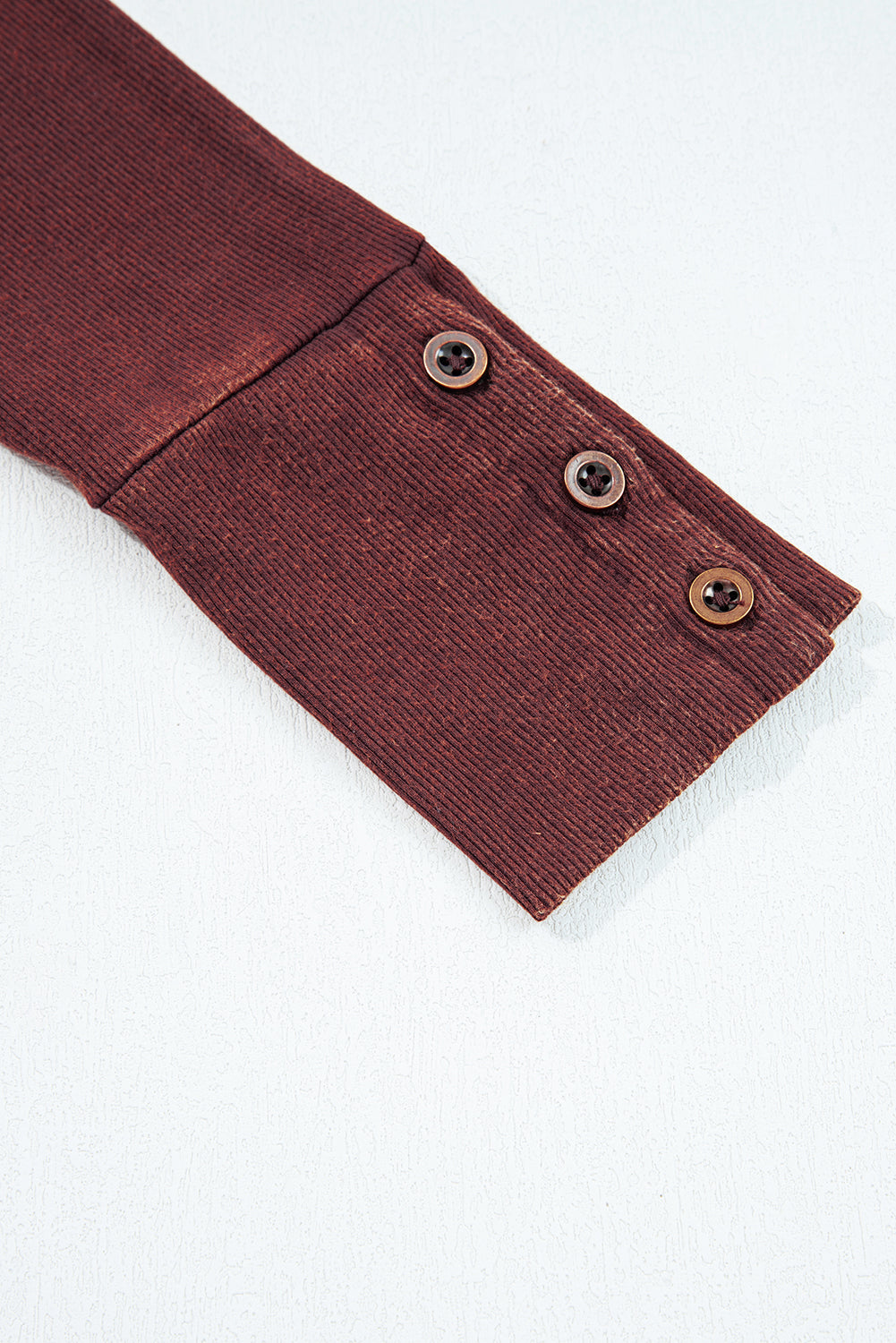 Top de manga larga acanalado con costuras expuestas en color burdeos