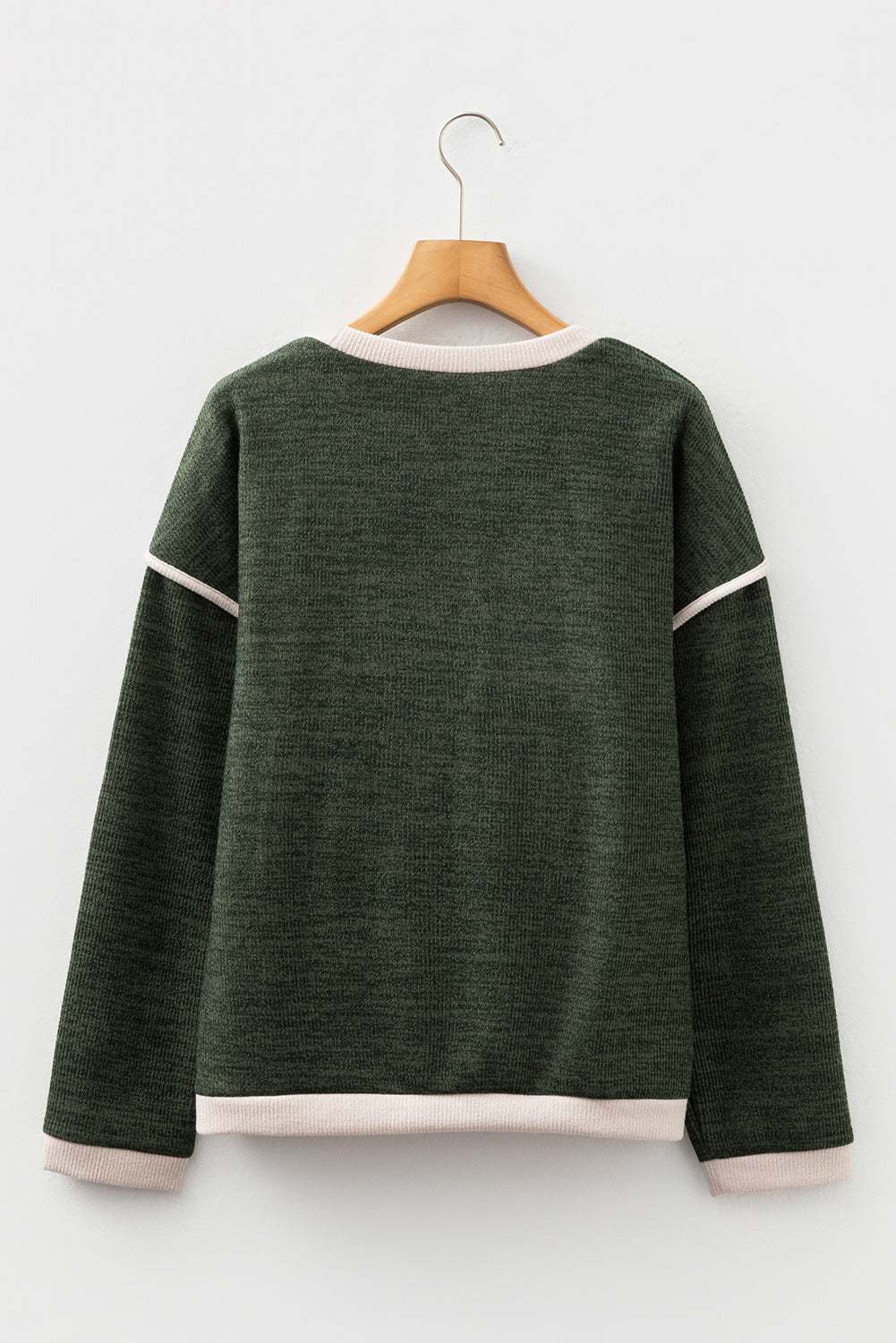 Top holgado de punto con hombros caídos y ribete de color en contraste de trébol de cuatro hojas