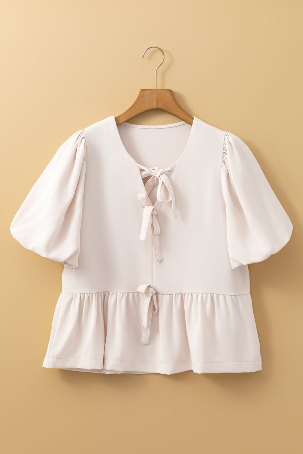 Blusa peplum con mangas abullonadas y lazo blanco dulce