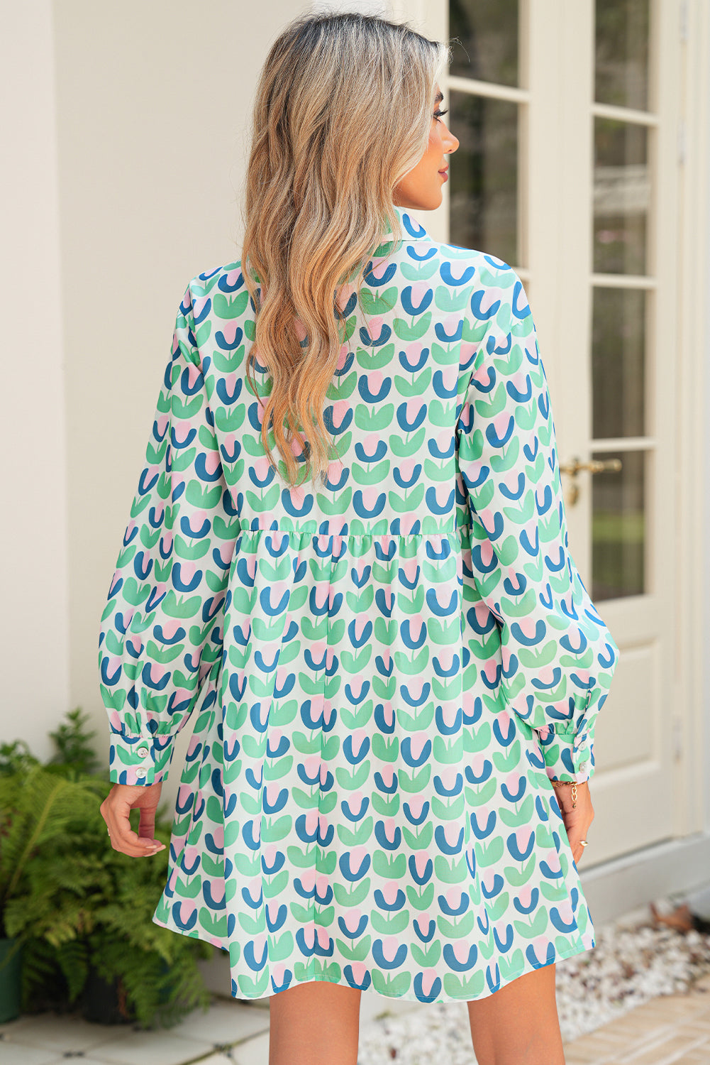 Vestido mini con bolsillo y ribete festoneado y estampado floral verde