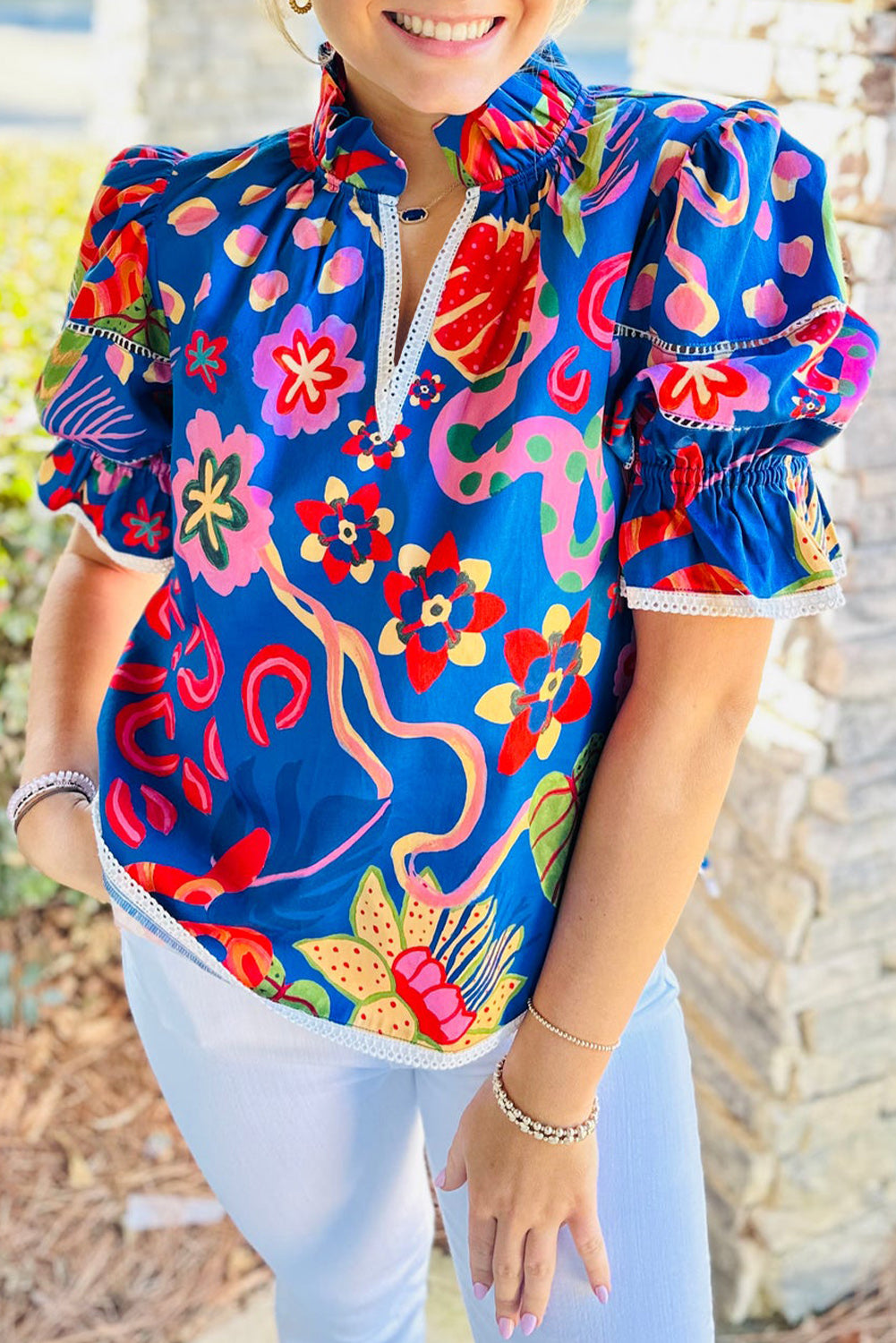 Blusa con escote en V y estampado abstracto con volantes azules