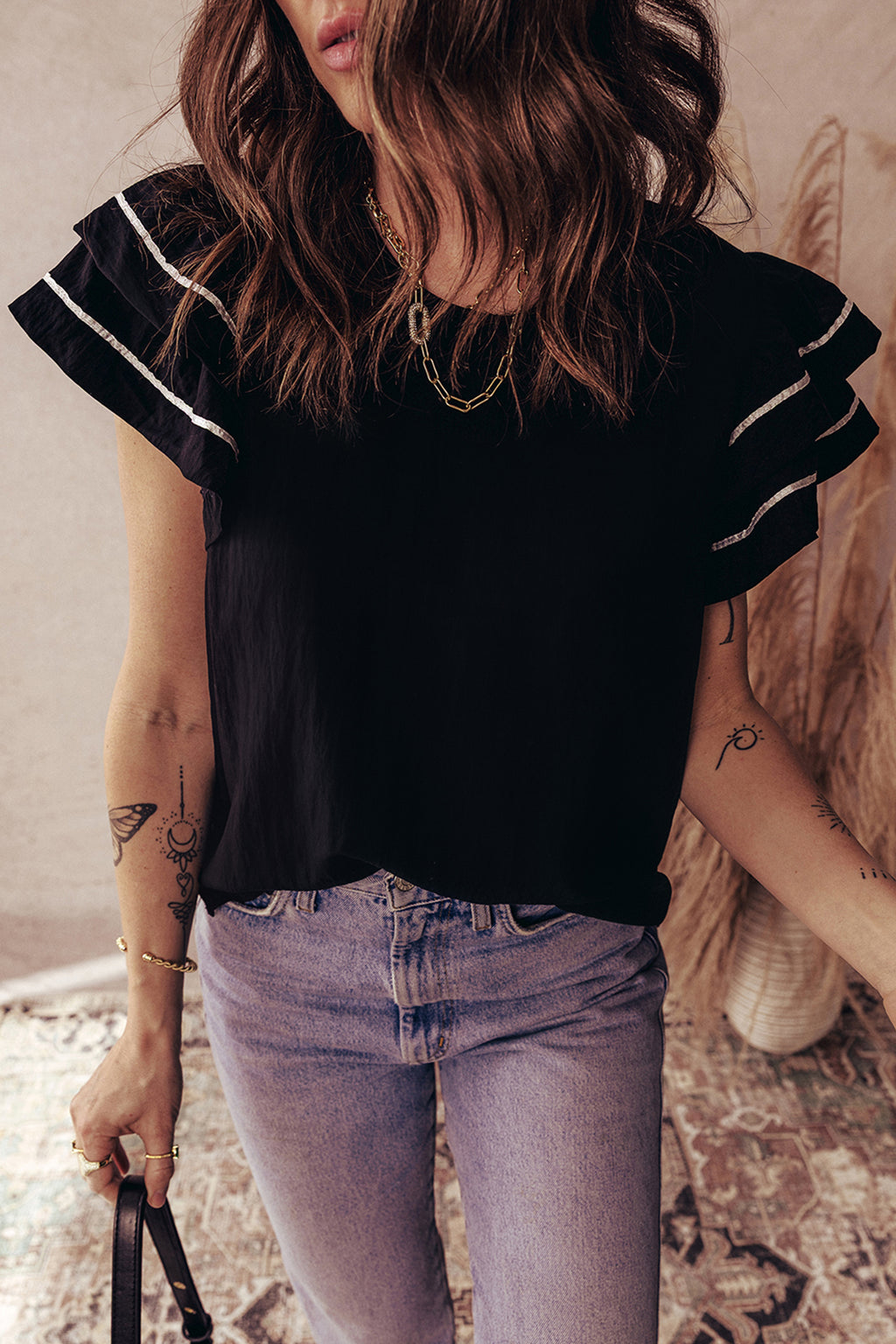 Chemisier texturé à manches courtes et double volants, orné de bordures contrastées noires