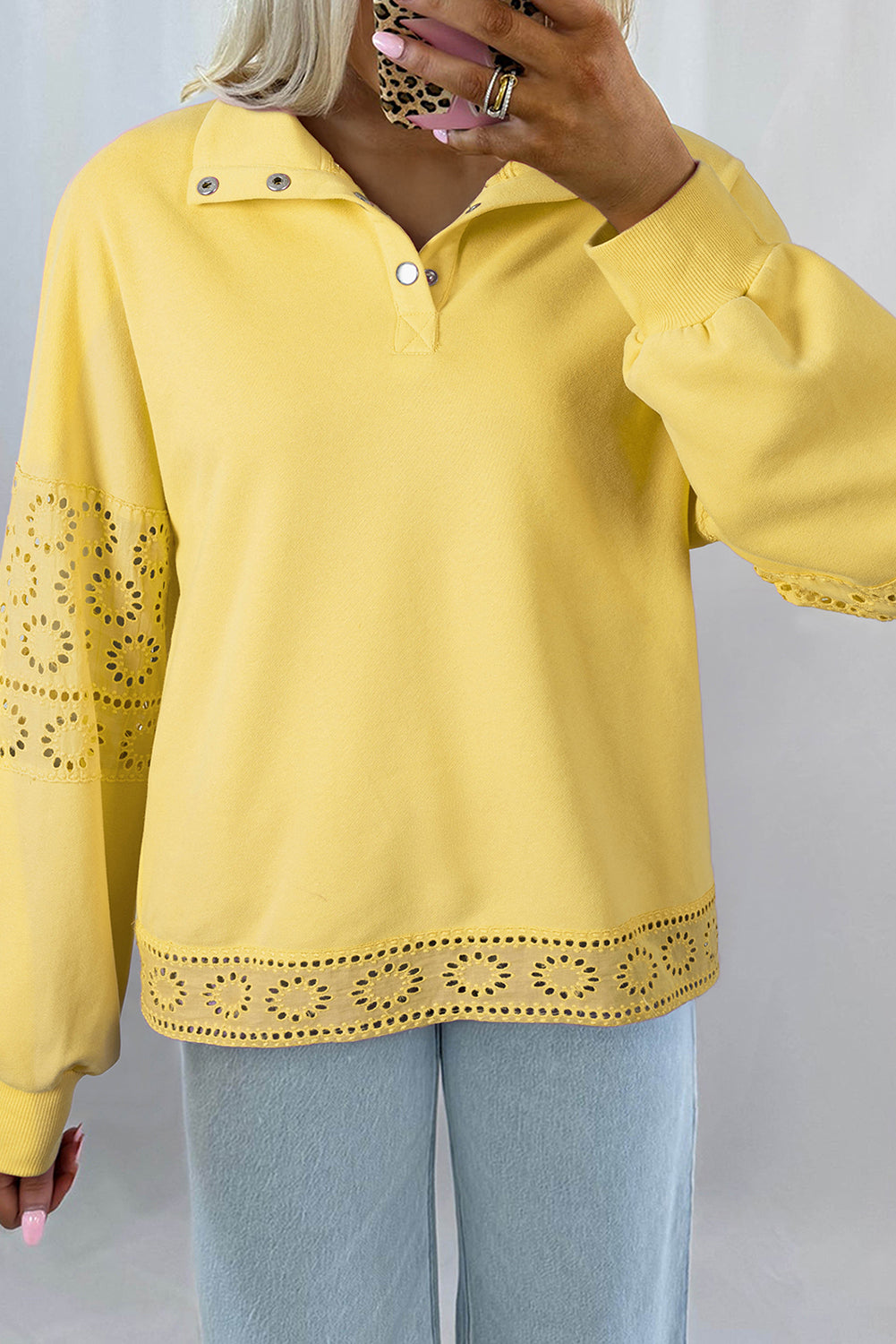 Sweat-shirt à boutons-pression brodé de fleurs jaune crème
