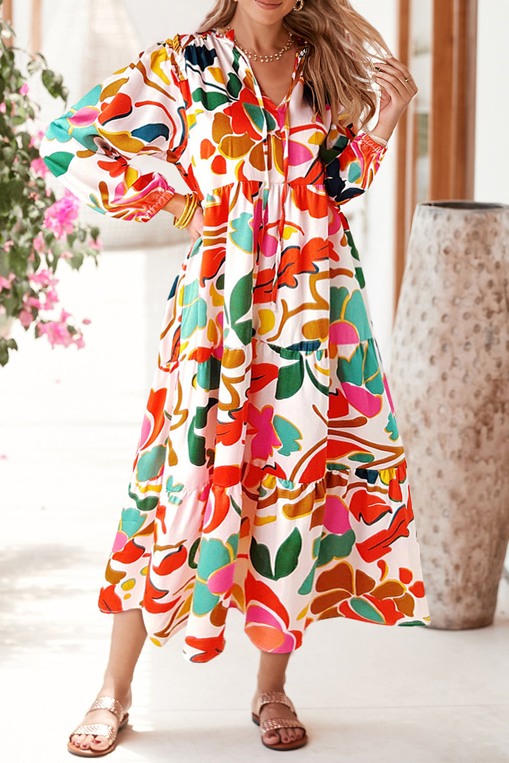 Robe longue orange abstraite à col en V et volants