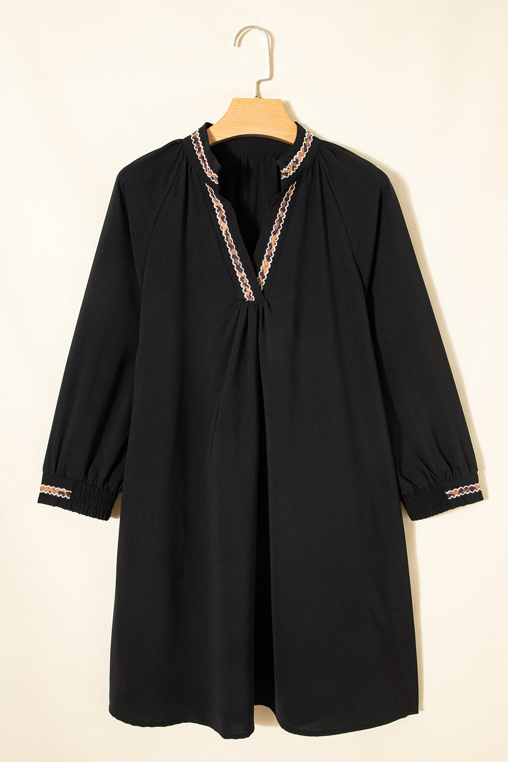 Vestido corto camisero con cuello en V, manga tres cuartos y ribete en contraste negro