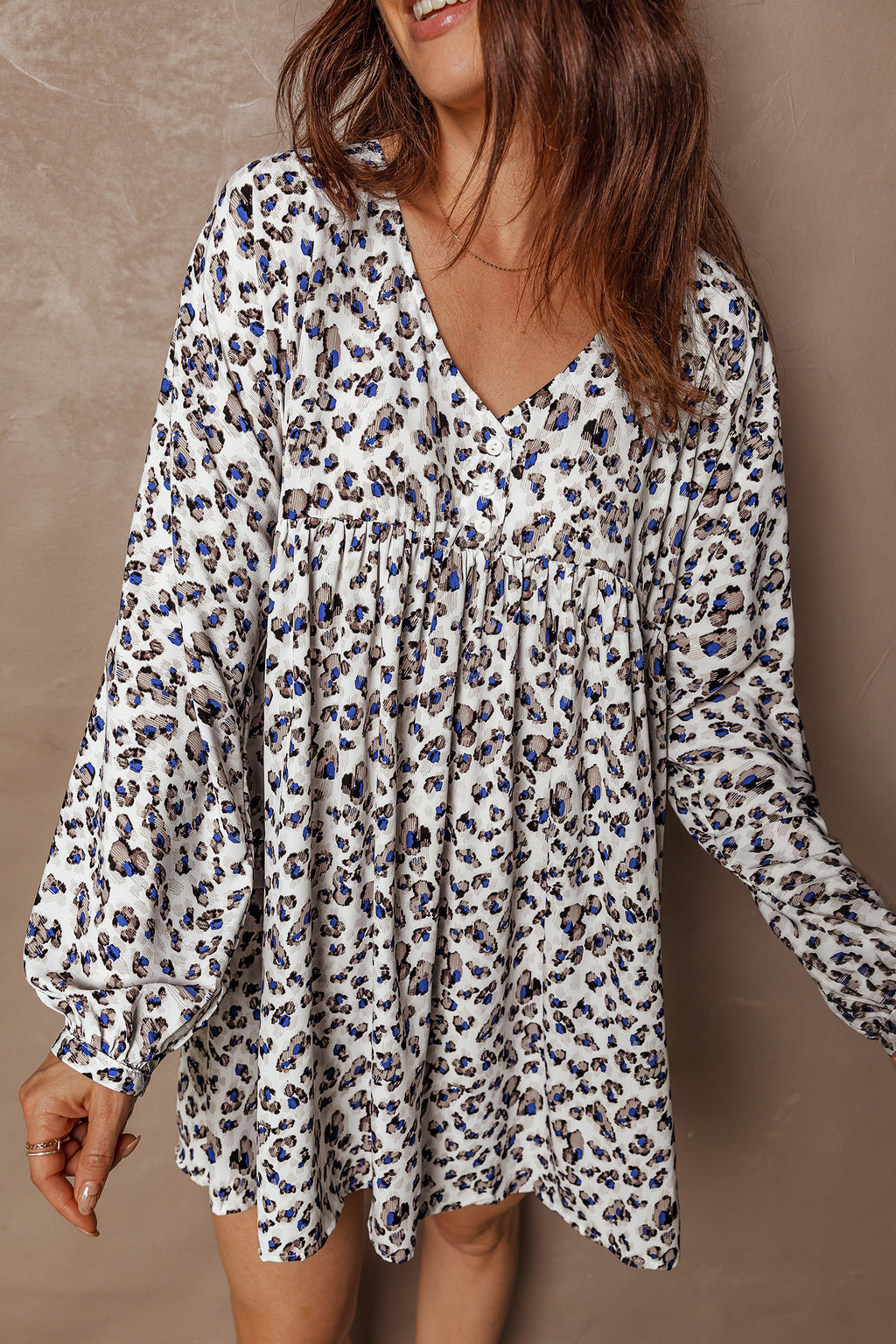 Robe mini à manches longues, col en V et boutons multicolores imprimé léopard