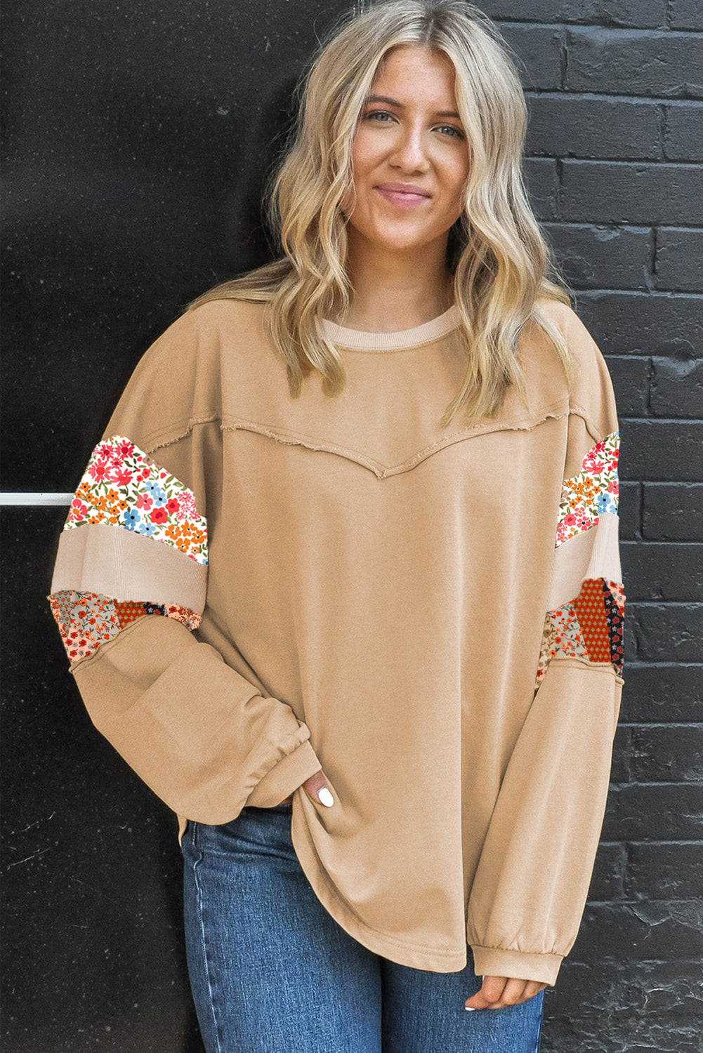 Top de patchwork floral mixto con costuras expuestas en color caqui, talla grande