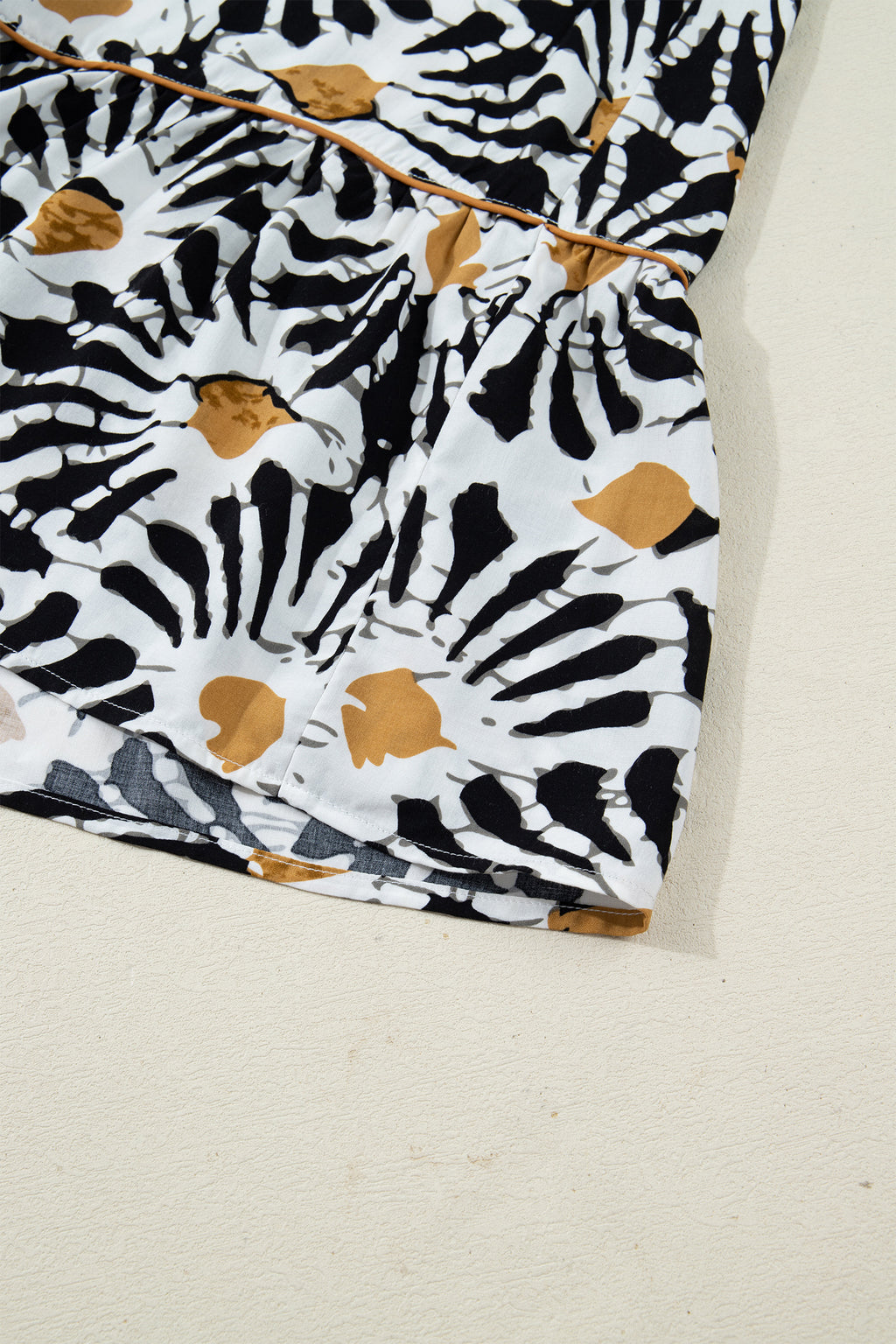 Robe longue noire à imprimé floral abstrait, fendue en V et à manches