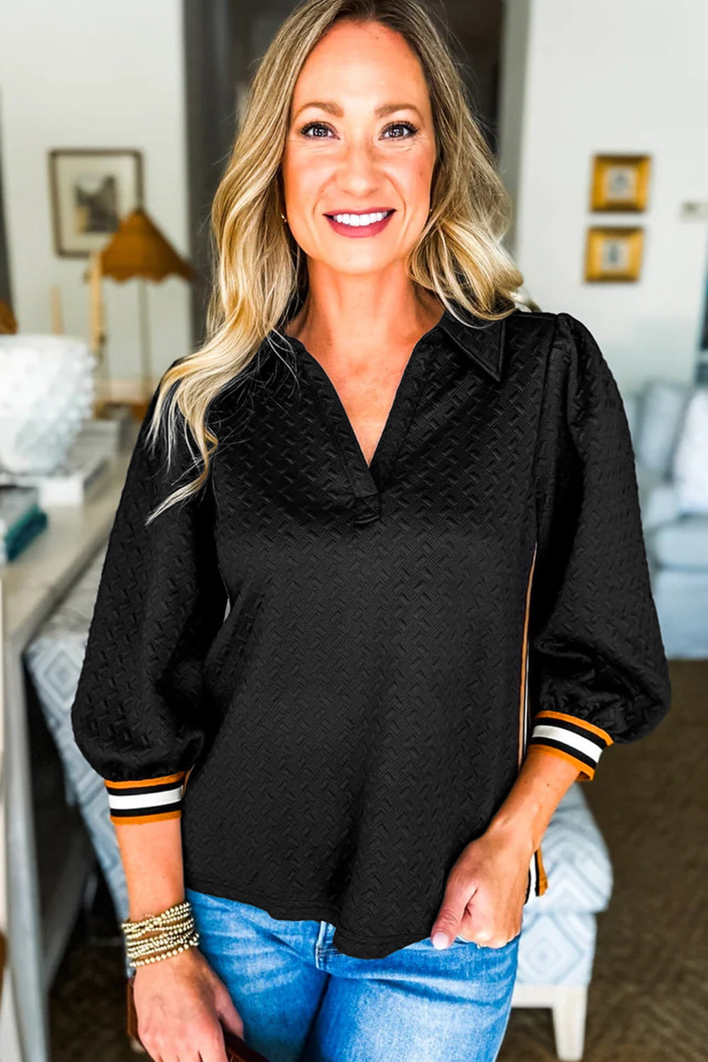 Sudadera negra con cuello en V texturizado y puños con bloques de color