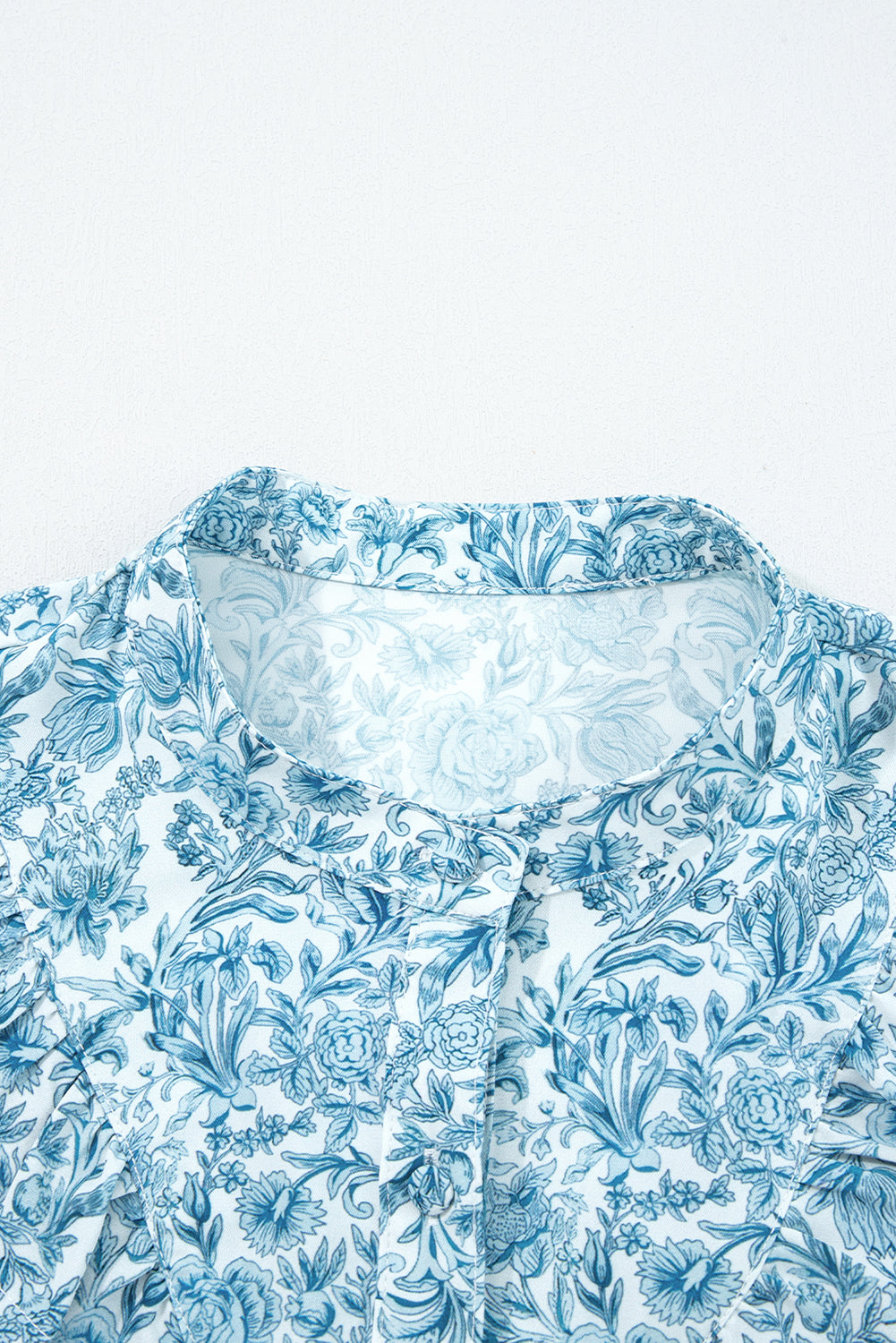 Camisa azul cielo con estampado floral y mangas abullonadas
