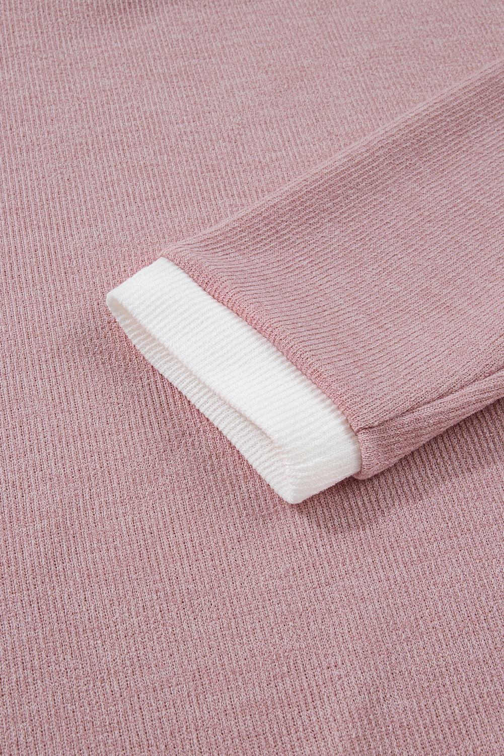 Haut tricoté rose clair à épaules tombantes et bordure contrastée, grande taille