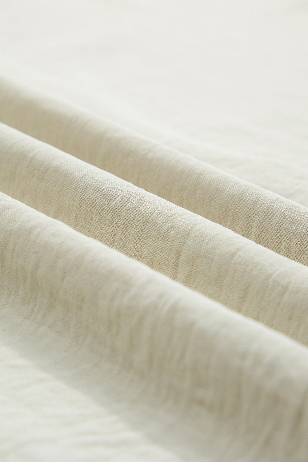 Camisa negra de media manga con bolsillo arrugado