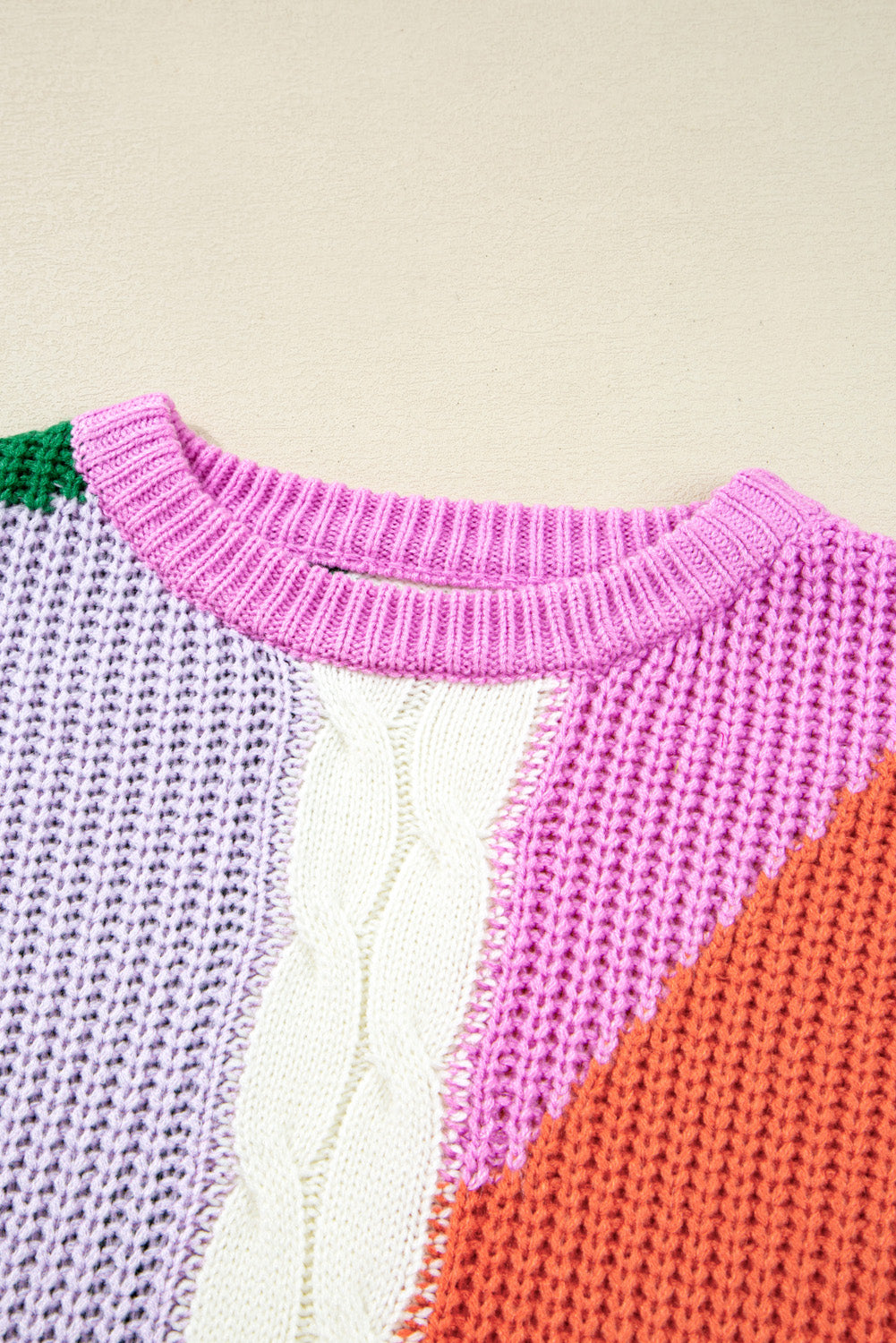 Suéter holgado de punto con hombros caídos y bloques de color dorado del desierto