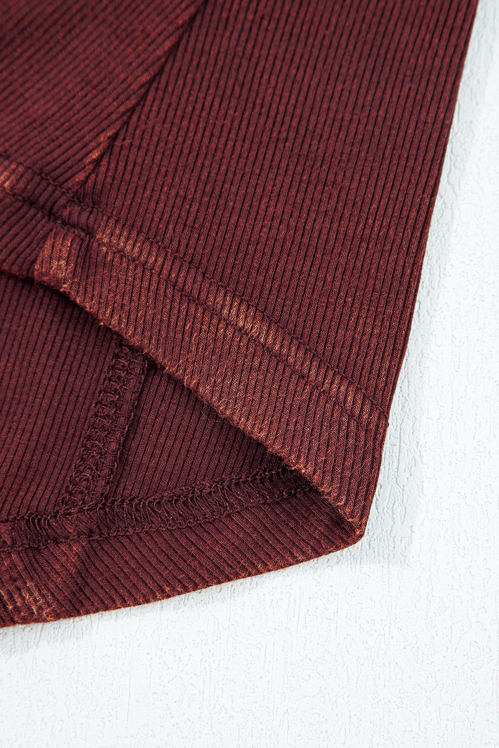 Top de manga larga acanalado con costuras expuestas en color burdeos