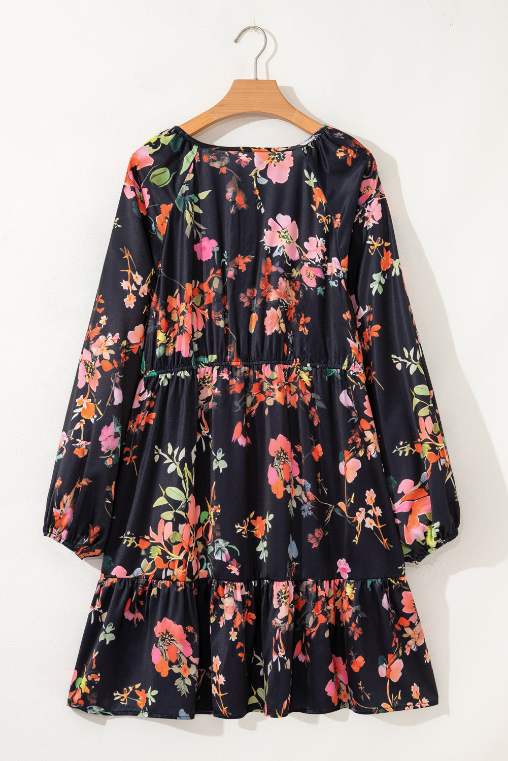 Vestido mini de manga larga con cintura ceñida, cuello anudado y estampado floral, color negro, talla grande