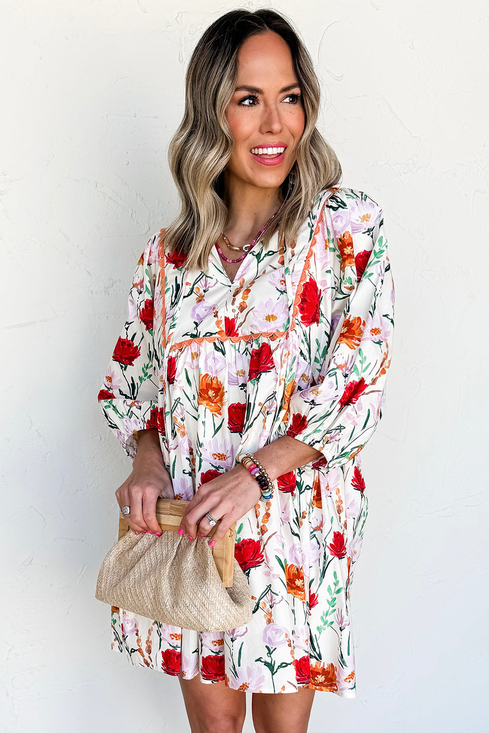 Vestido mini con estampado floral beige, mangas abullonadas 3/4 y ribete de ribete de ribete