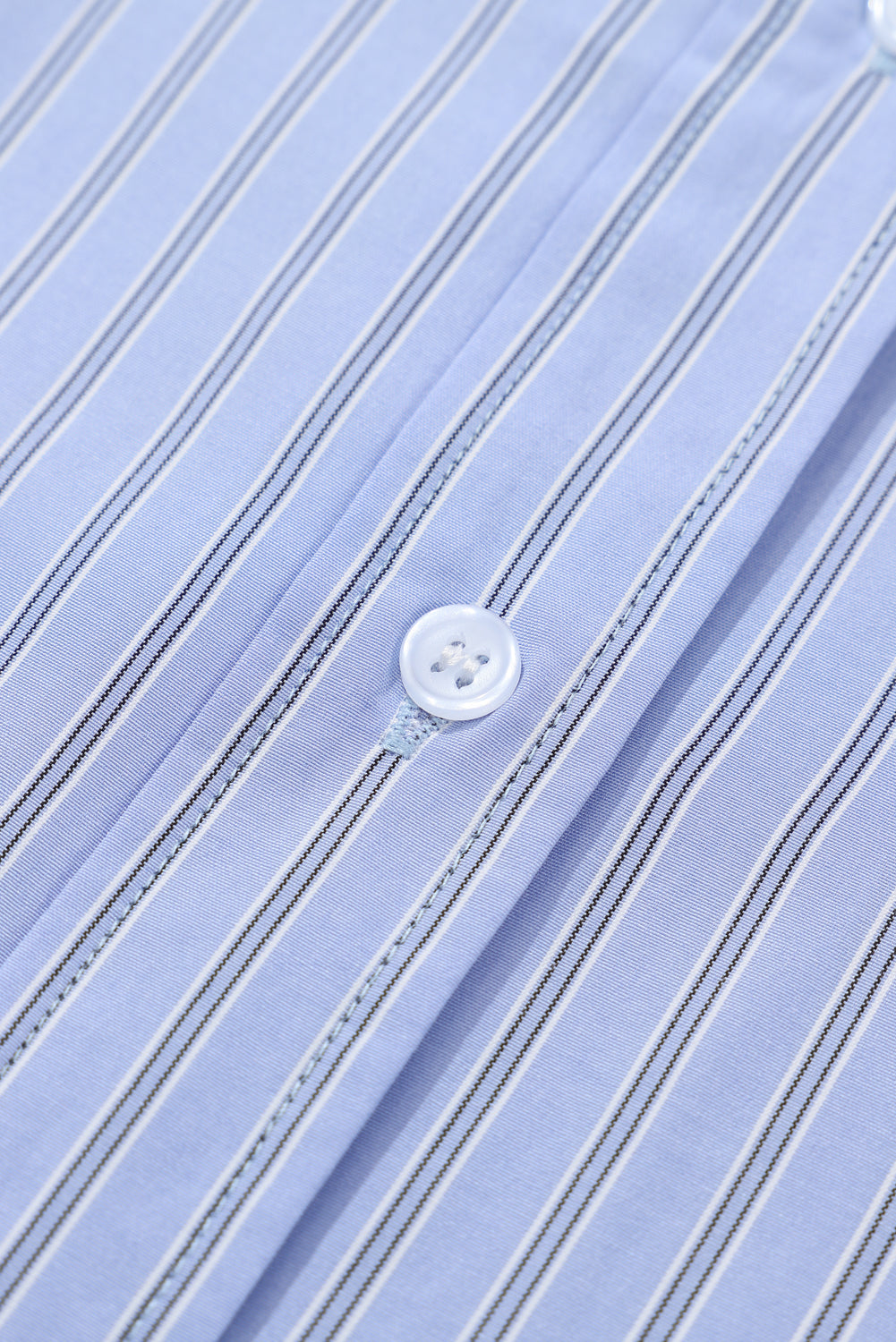 Camisa informal extragrande con botones y rayas azul cielo