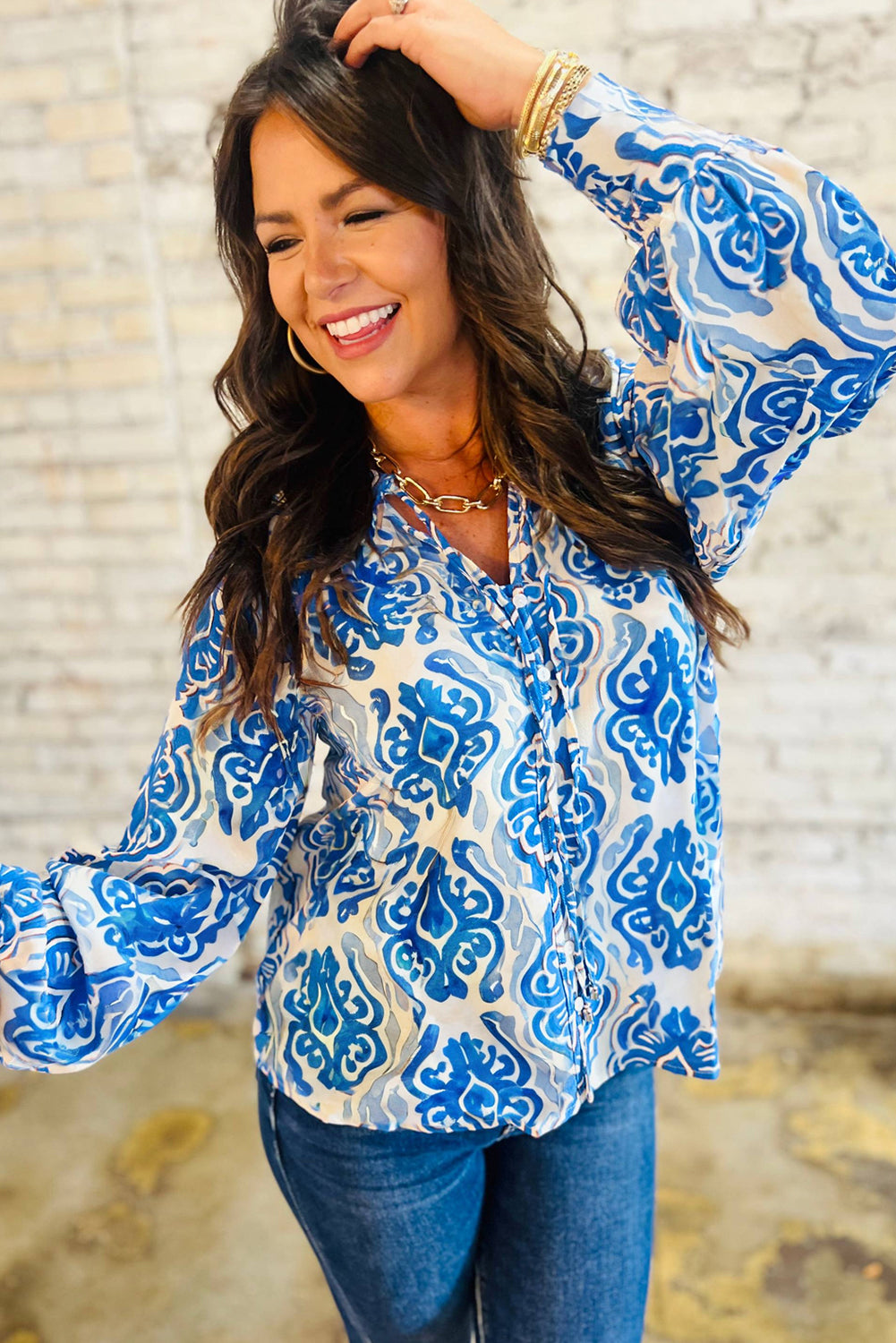 Camisa con cuello dividido, botones y mangas abullonadas con estampado étnico en azul cielo