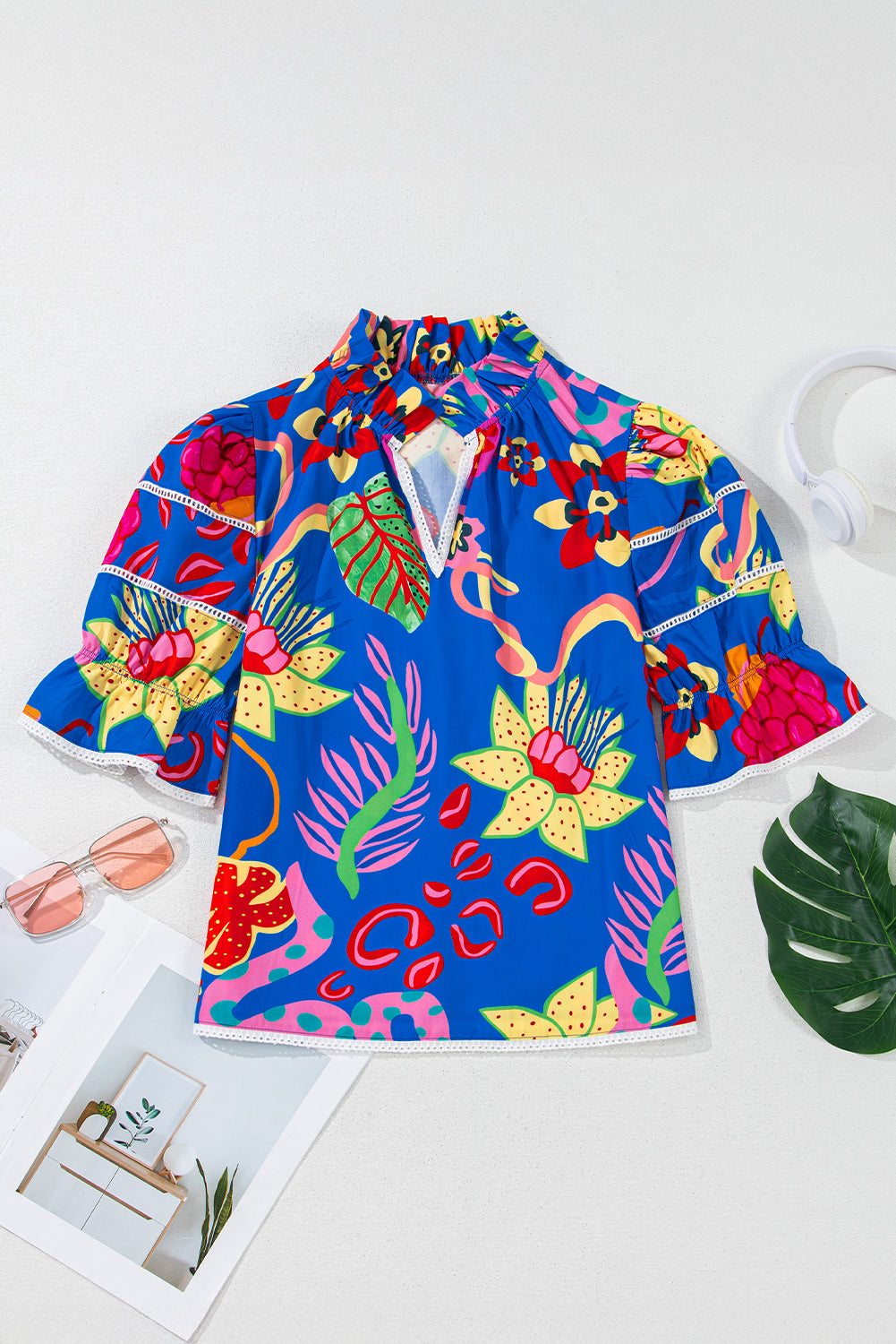 Blusa con escote en V y estampado abstracto con volantes azules