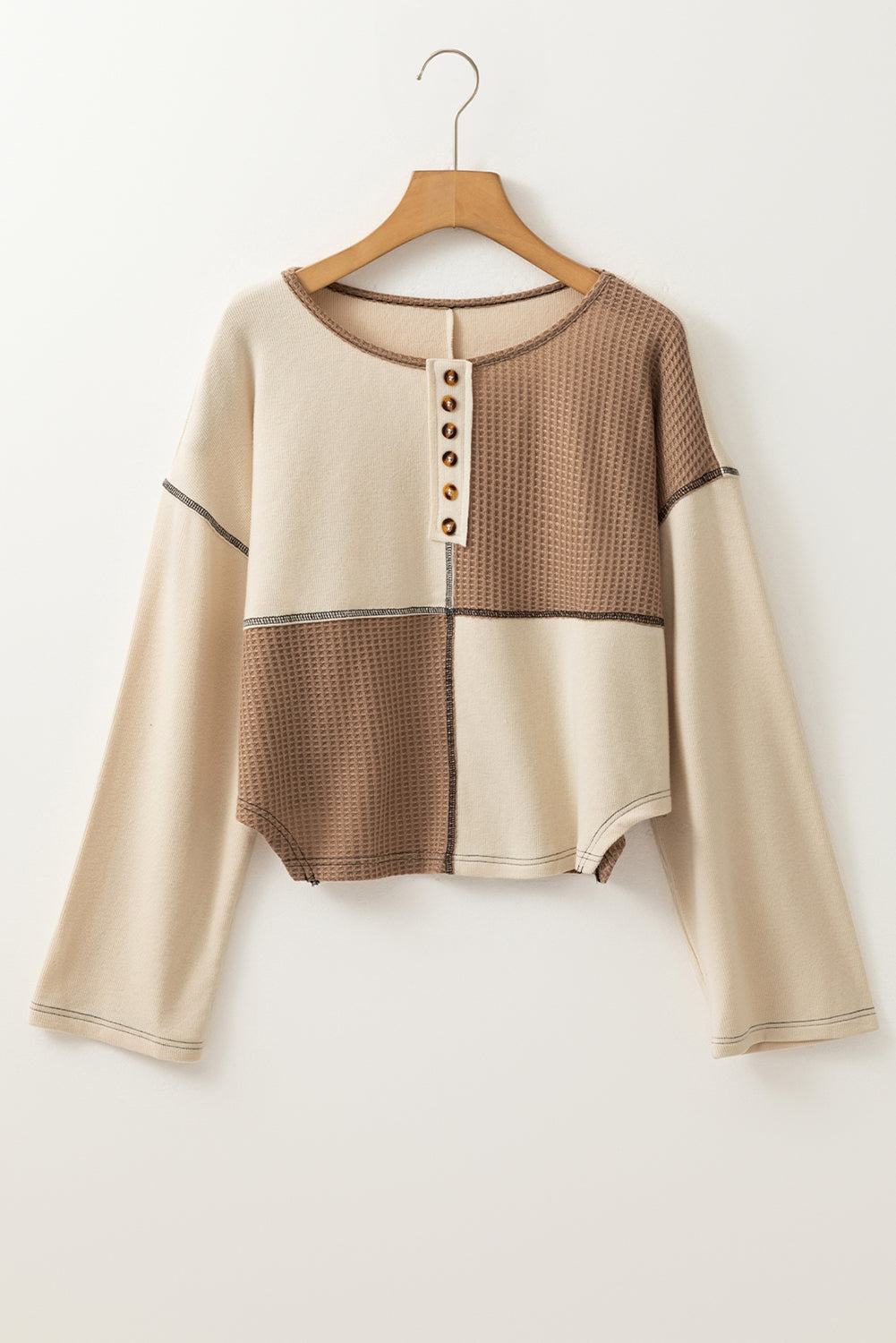 Haut Henley beige à manches longues et détails patchwork gaufrés