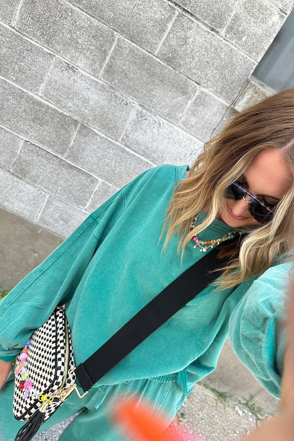 Conjunto de jersey rosa sachet y pantalones cargo de pierna ancha