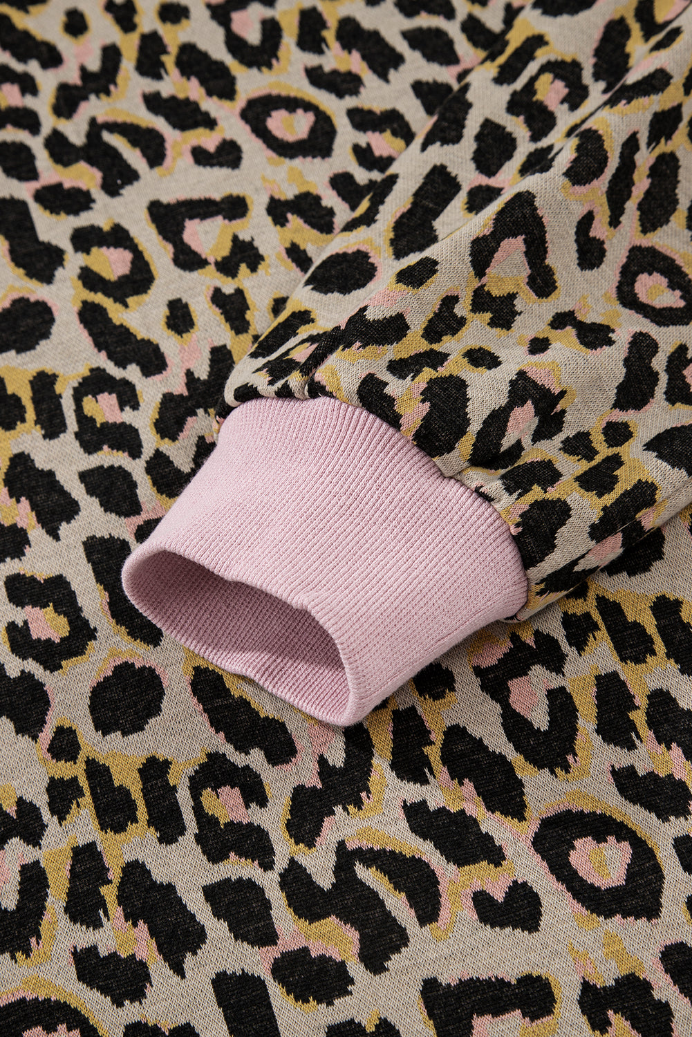 Conjunto de pantalón corto y jersey de manga larga con estampado de leopardo rosa y ribete en contraste