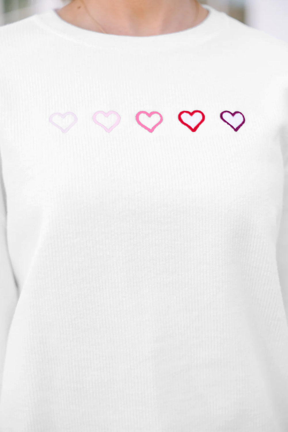 Sudadera blanca con hombros caídos y bordado de corazón XOXO acanalado en 3D