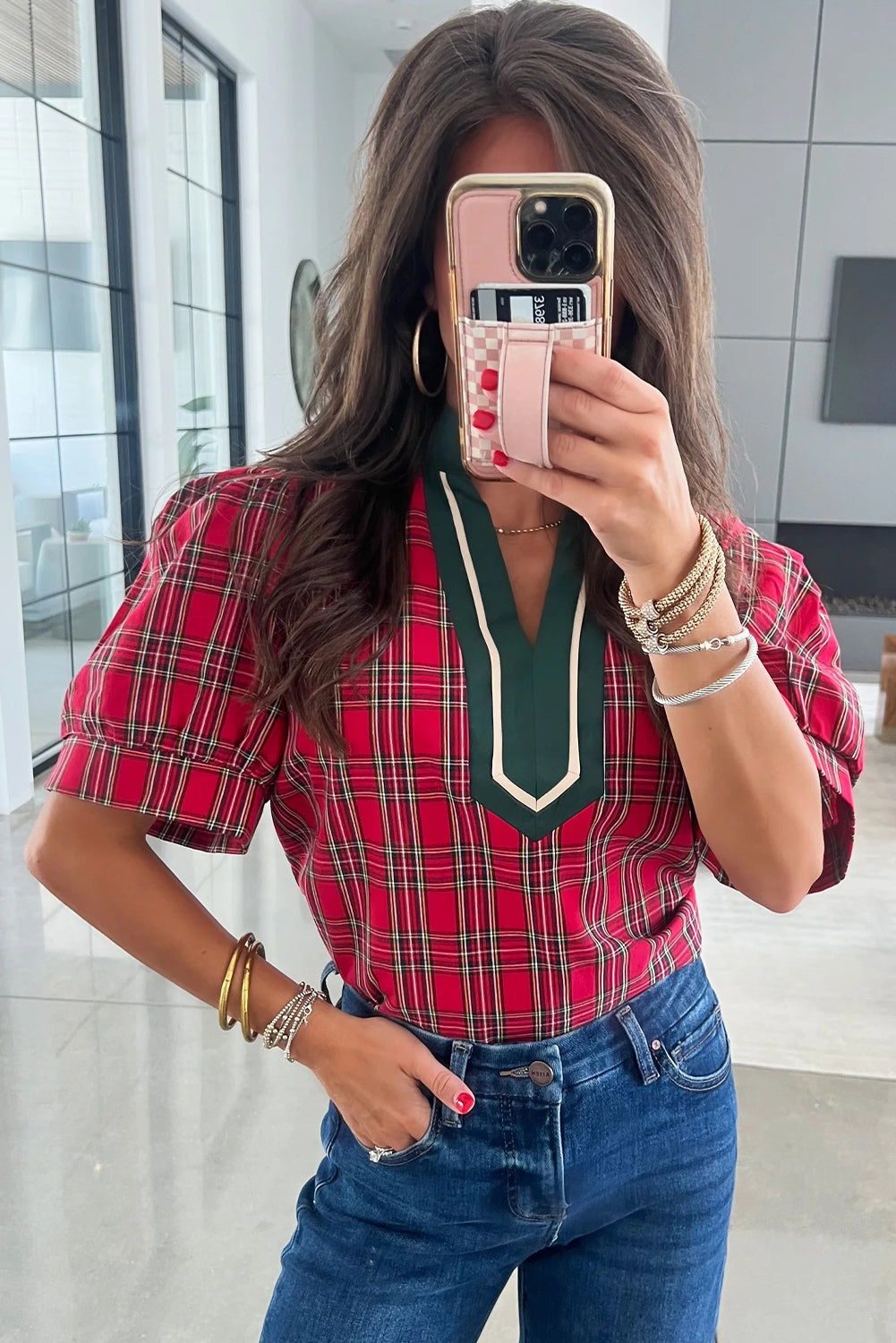 Blusa de manga corta con cuello en V, ribete en contraste y estampado de cuadros rojos