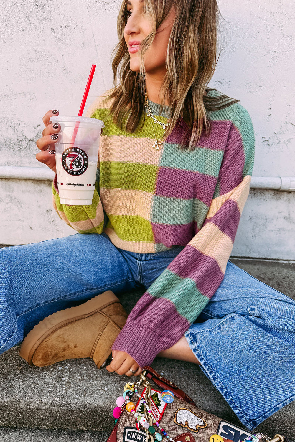 Suéter con hombros caídos, bordes acanalados y rayas verdes en bloques de color