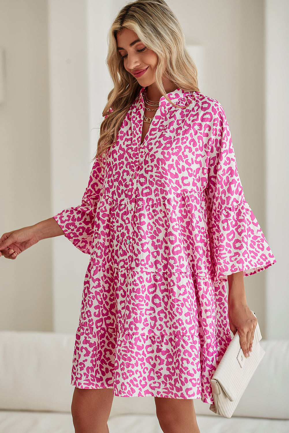 Minivestido con mangas con volantes y estampado de leopardo en rosa brillante