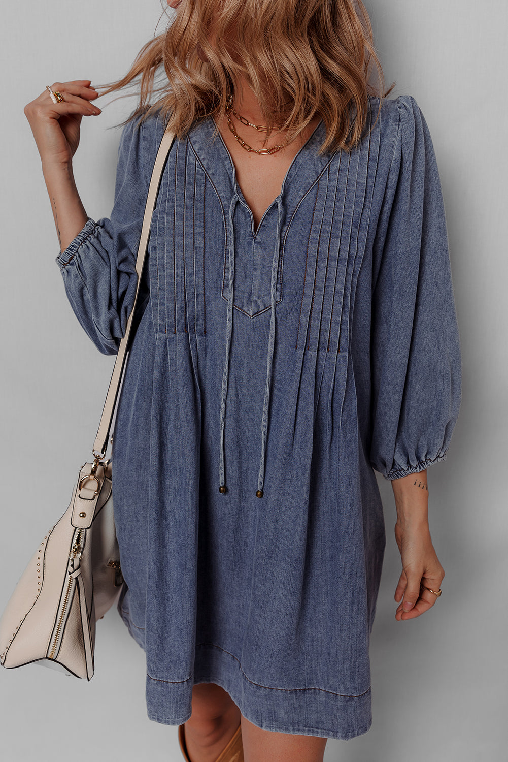 Robe courte en jean bleu marine plissée à col en V et manches 3/4