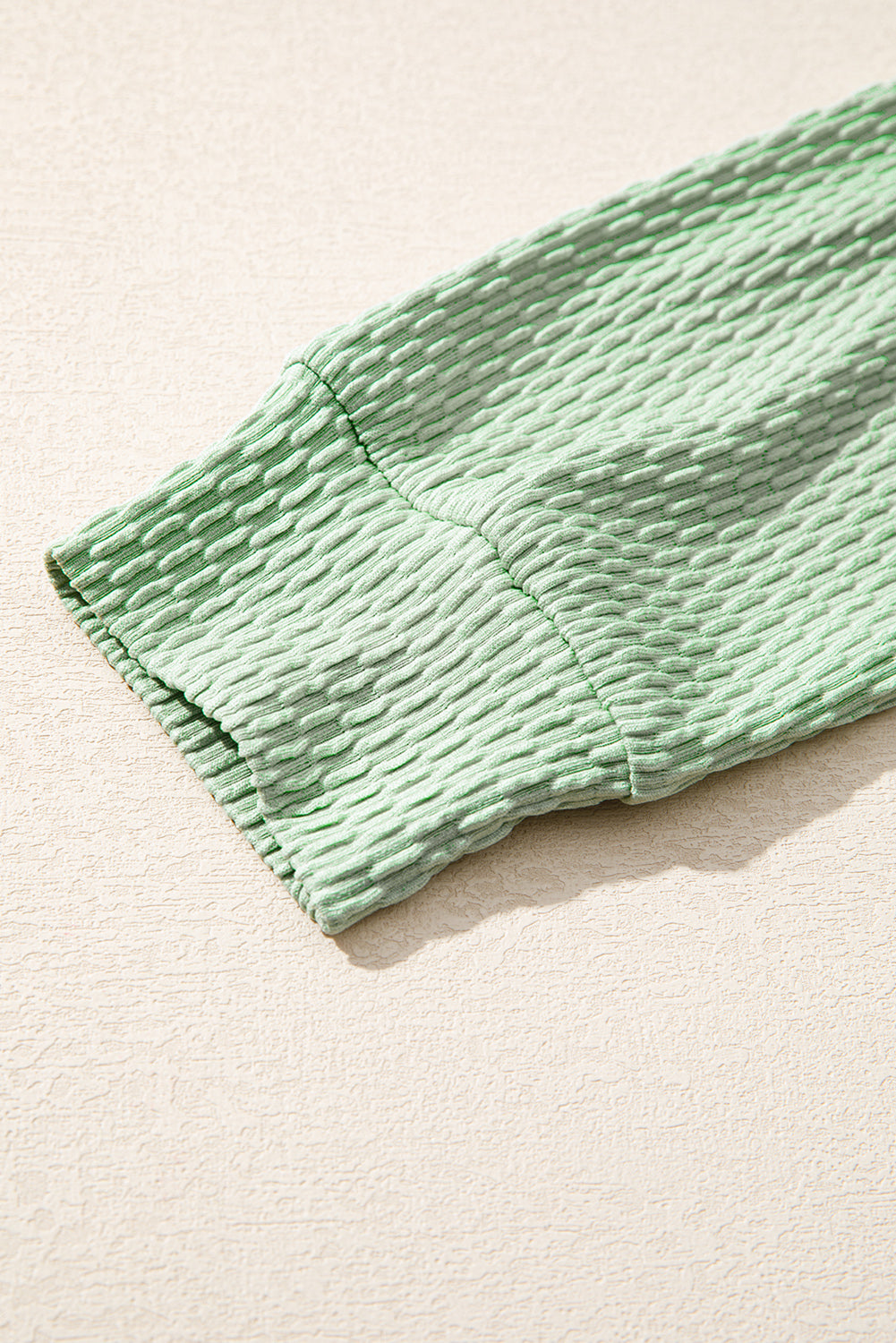 Sudadera Henley con mangas texturizadas y bloques de color verde niebla pradera