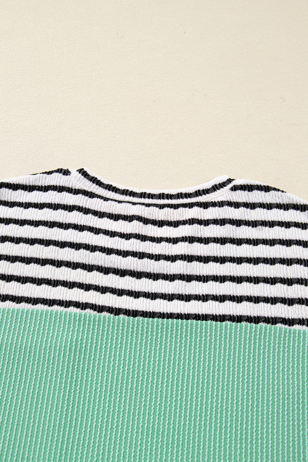 Top de manga larga con cuello redondo en contraste, cuello redondo y diseño patchwork a rayas en color verde mar