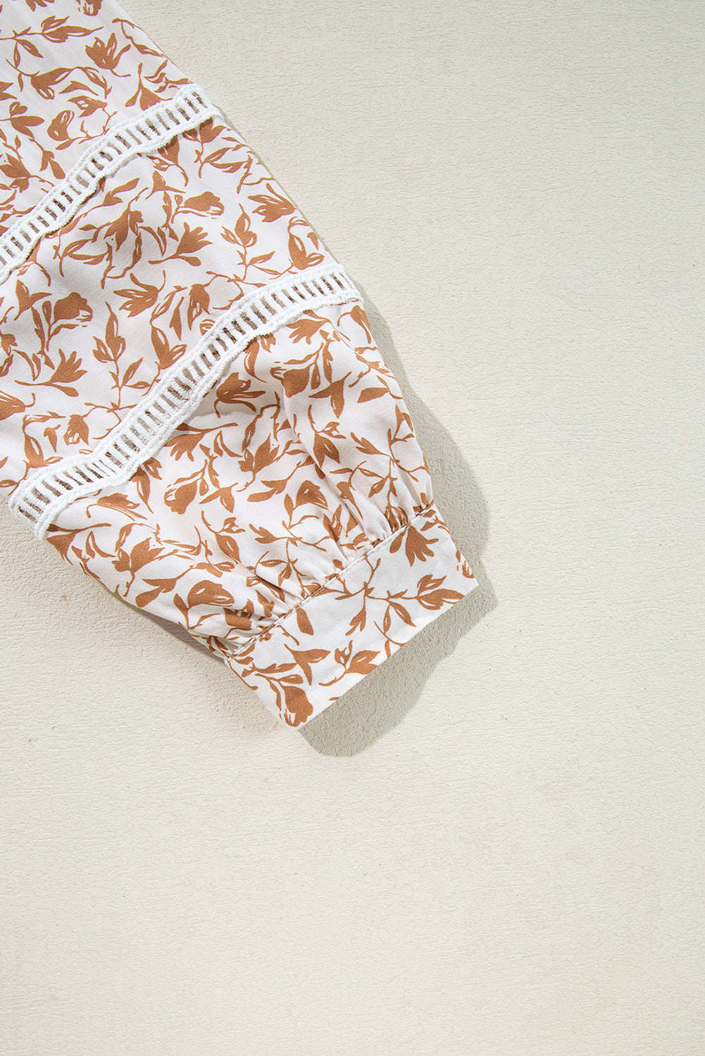 Camisa de otoño con mangas abullonadas, detalle de encaje y estampado floral amarillo