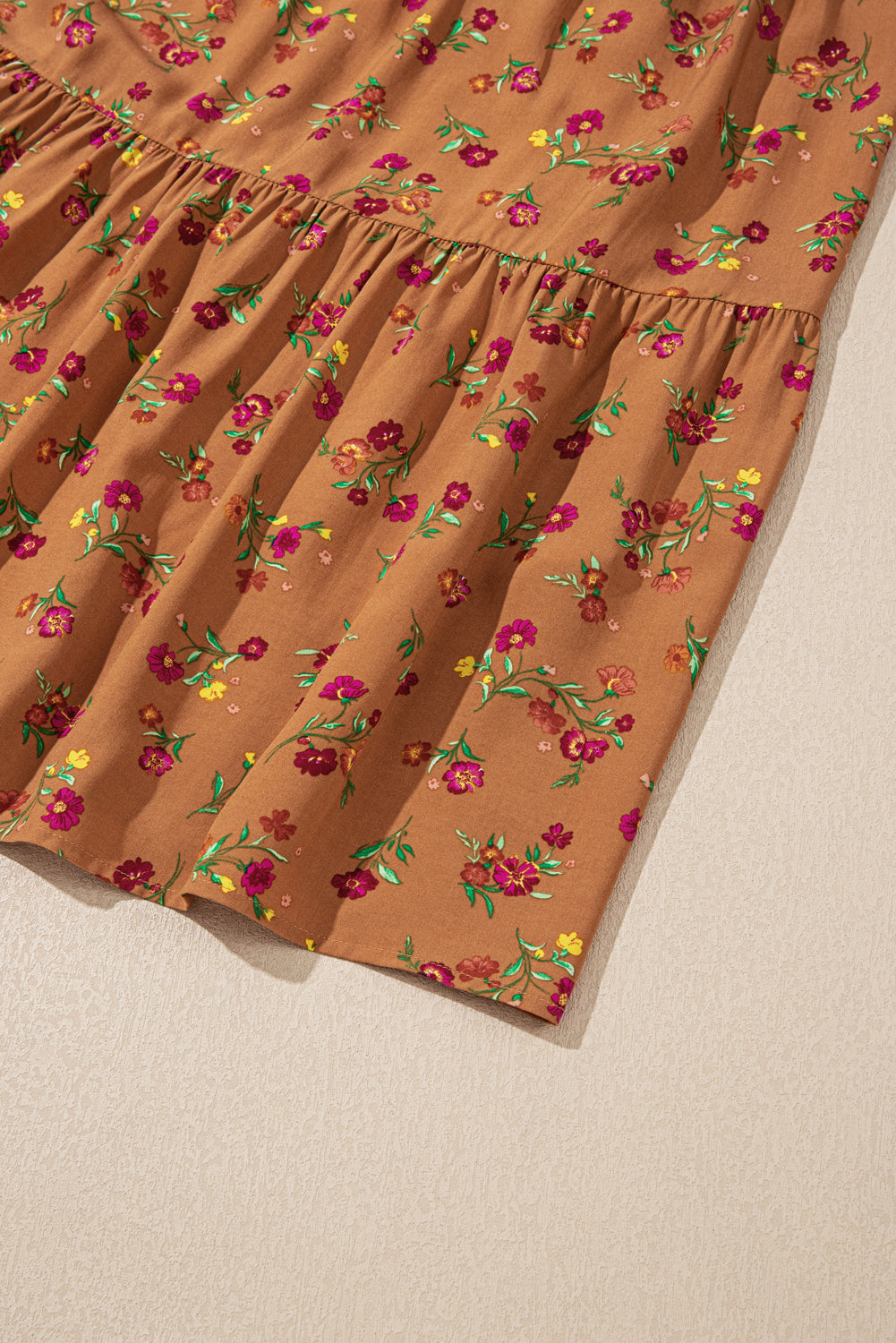 Vestido largo marrón con estampado floral, escote en V dividido, mangas con volantes y capas, talla grande