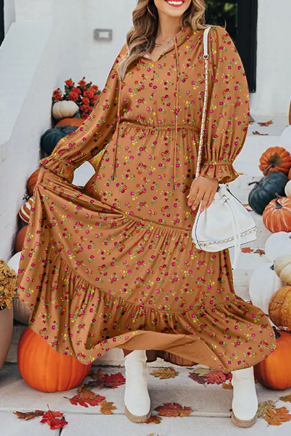 Vestido largo marrón con estampado floral, escote en V dividido, mangas con volantes y capas, talla grande