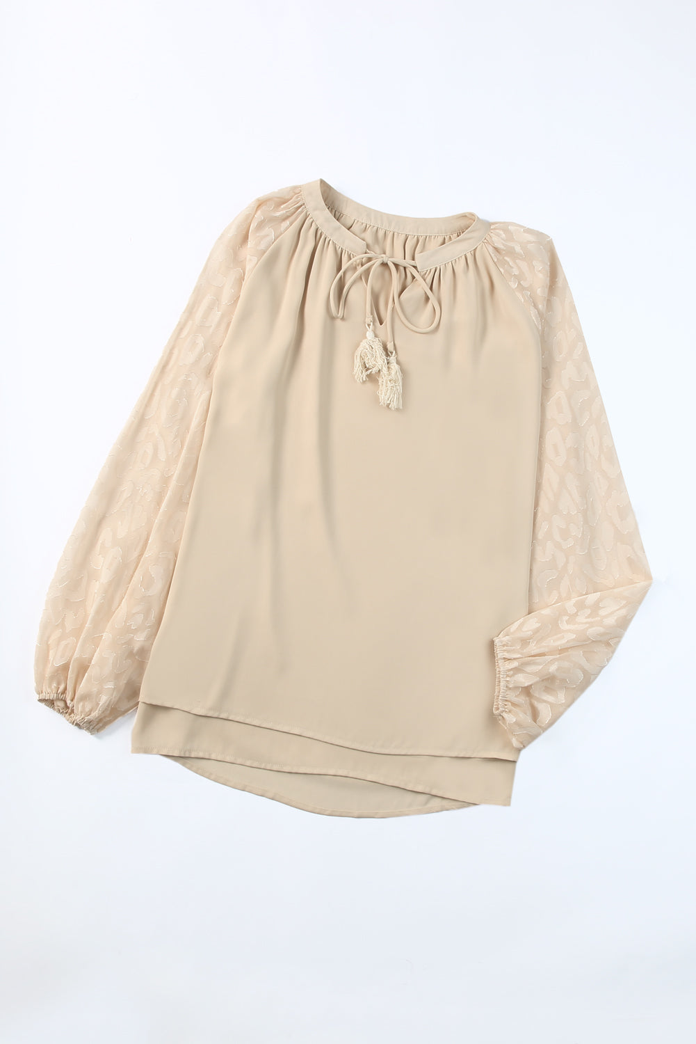 Blusa beige informal con mangas de leopardo, flecos y cuello en V