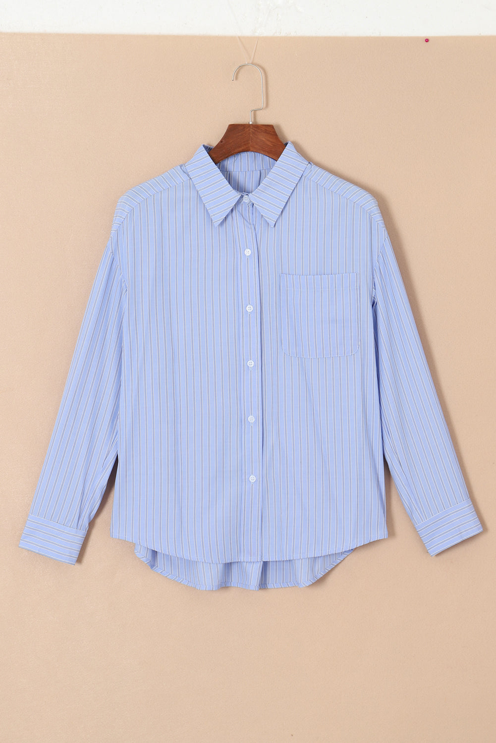 Camisa informal extragrande con botones y rayas azul cielo