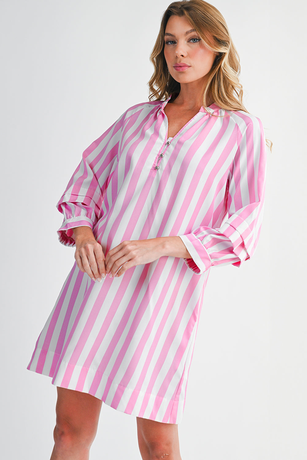 Vestido mini holgado con botones y manga larga a rayas rosas